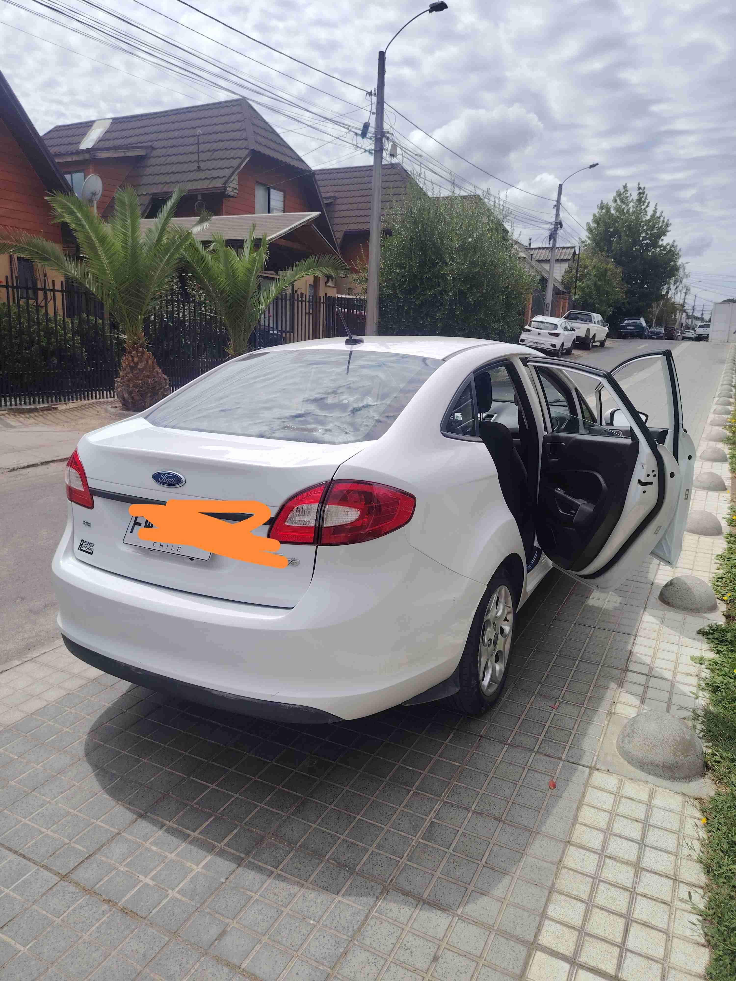 Auto Ford blanco en buen estado - miniatura 4