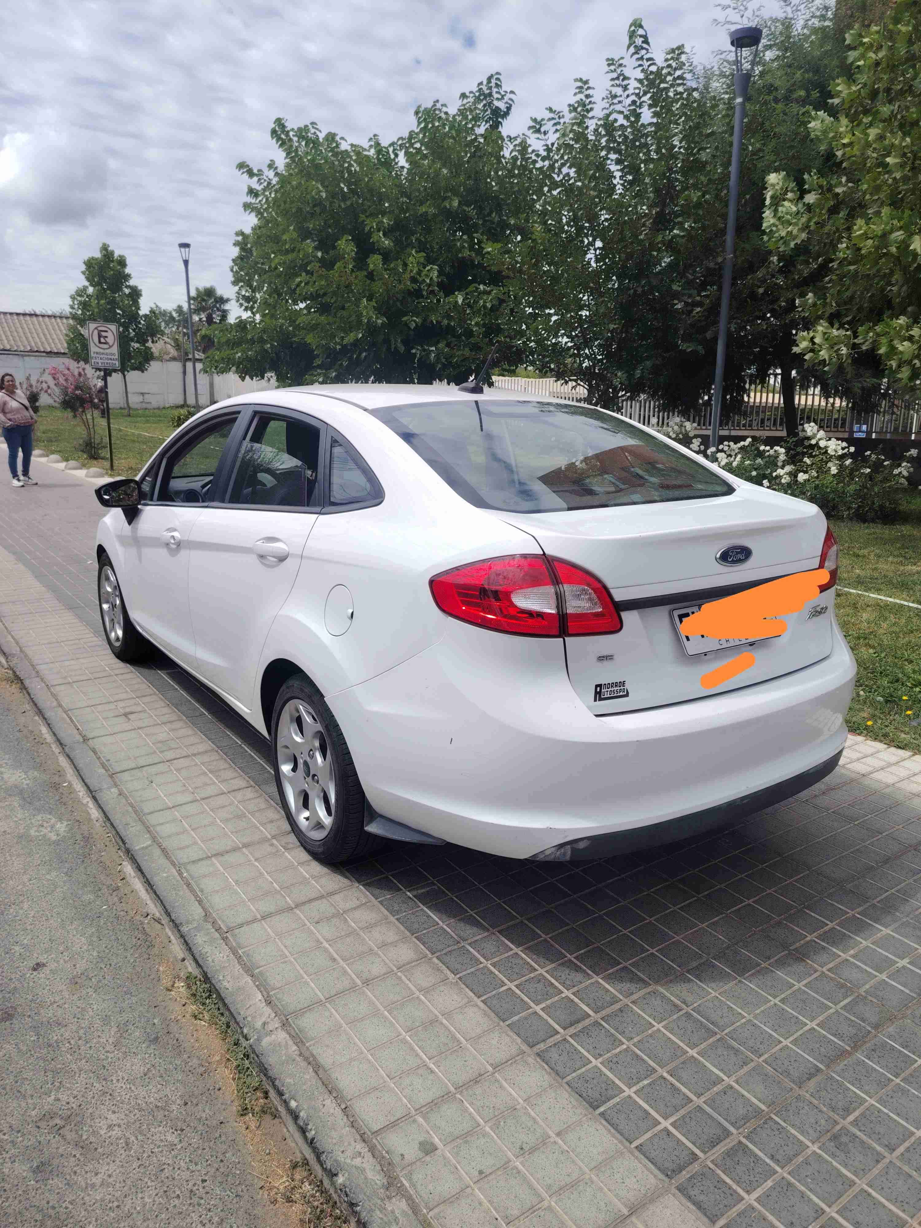 Auto Ford blanco en buen estado - miniatura 6