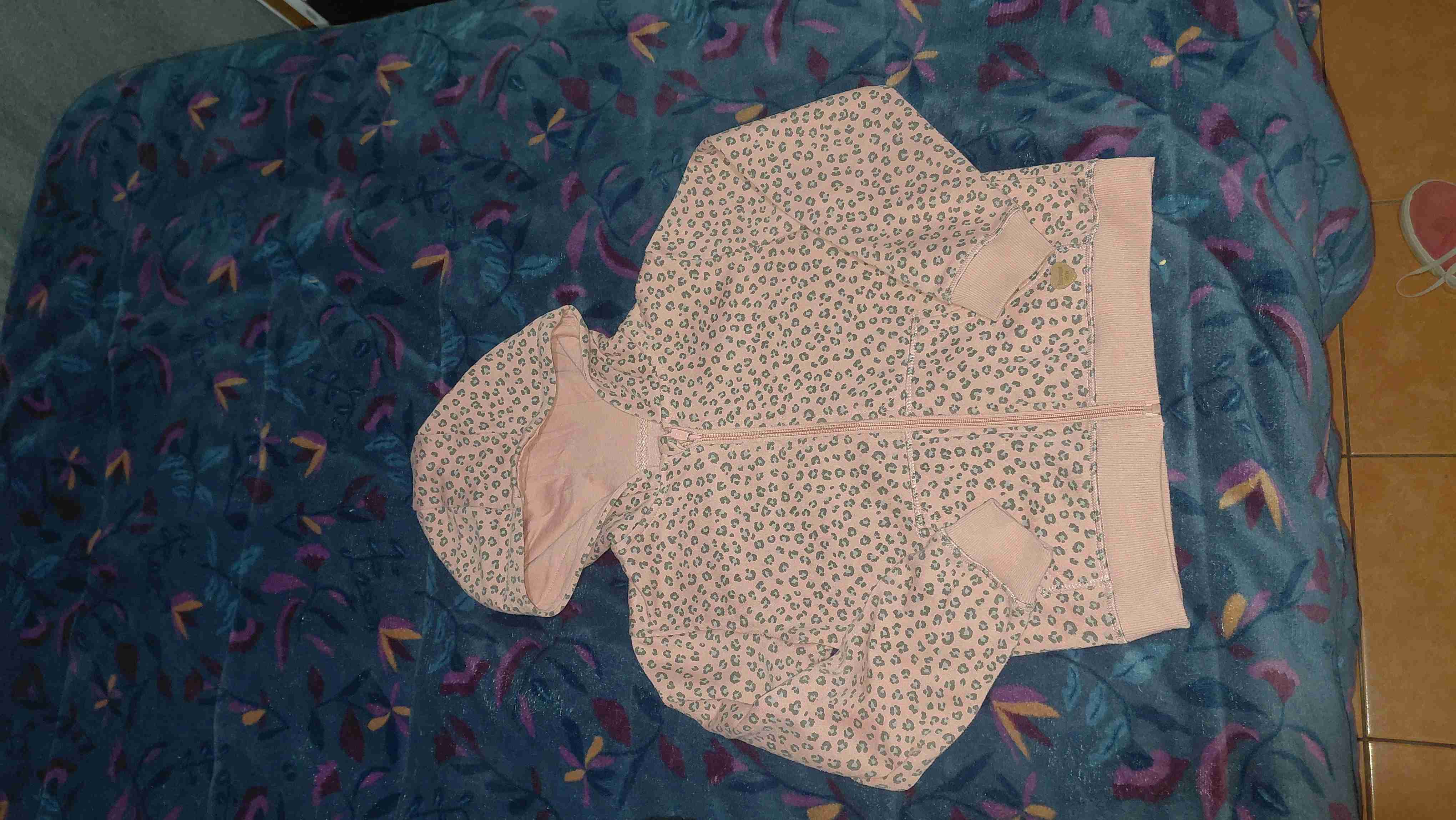 Chaqueta peluda rosada con capucha - miniatura 3