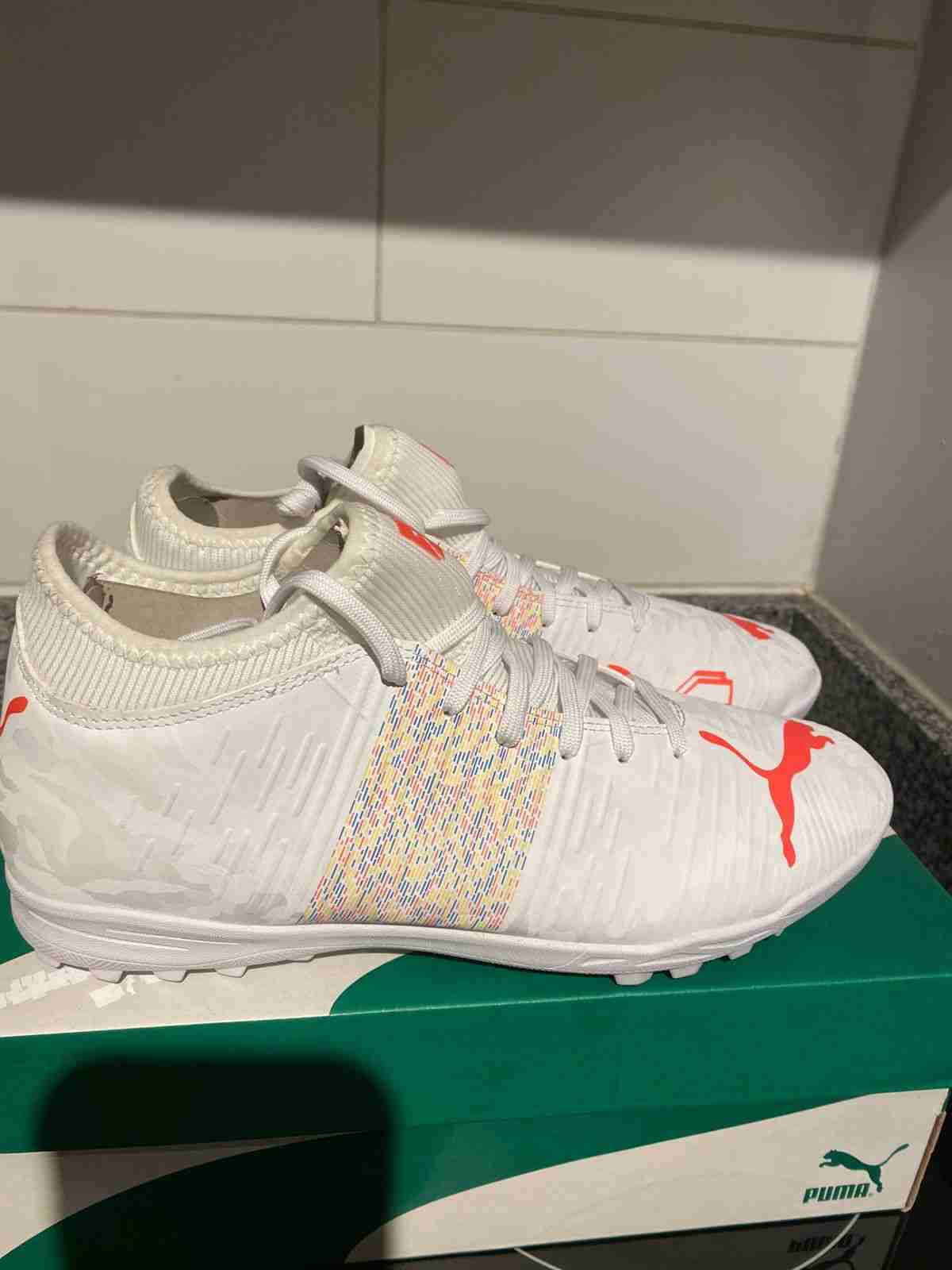 Zapatos de fútbol Puma blancos y naranjas - miniatura 3