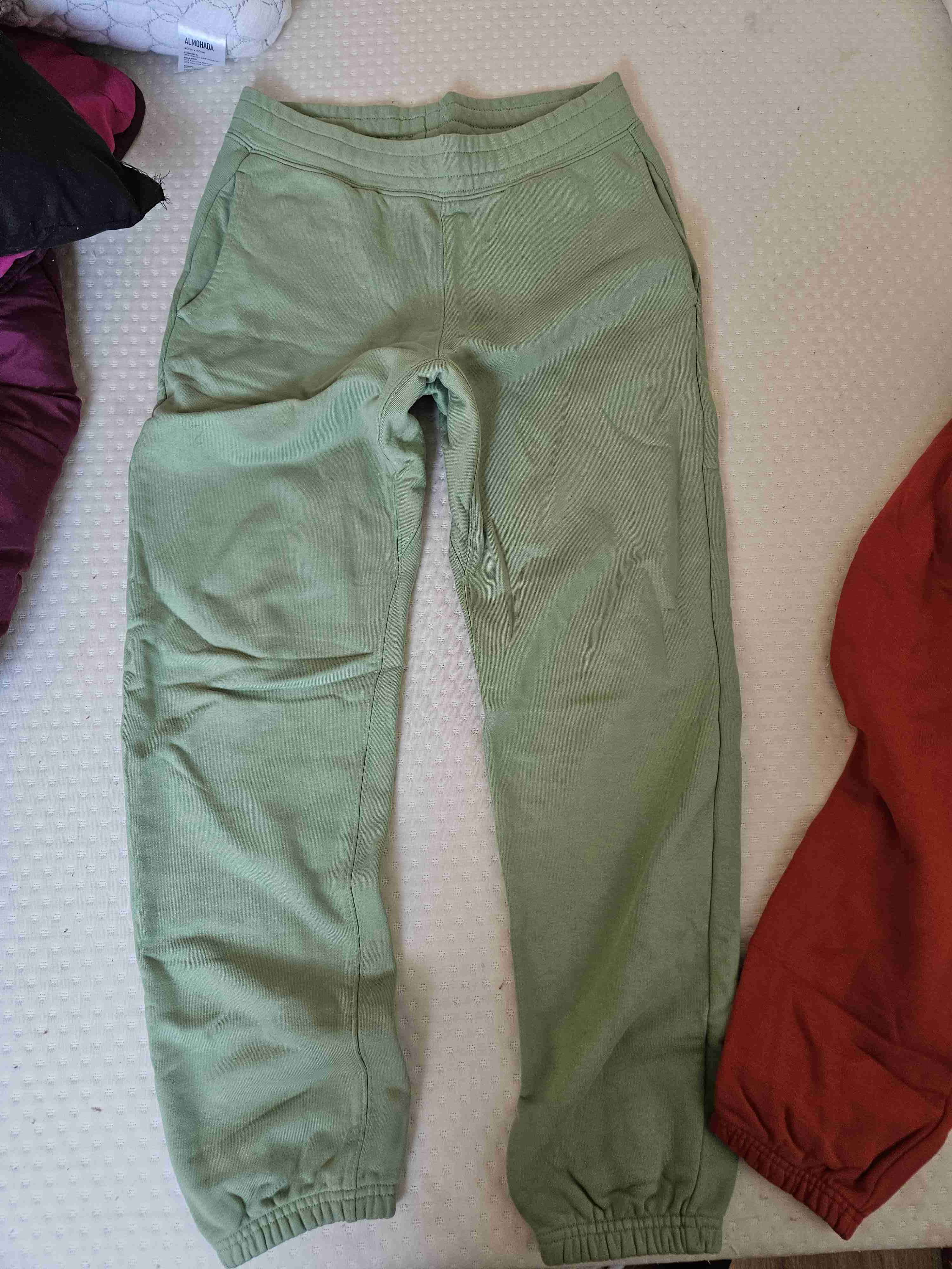 Pantalones deportivos verde claro y rojo