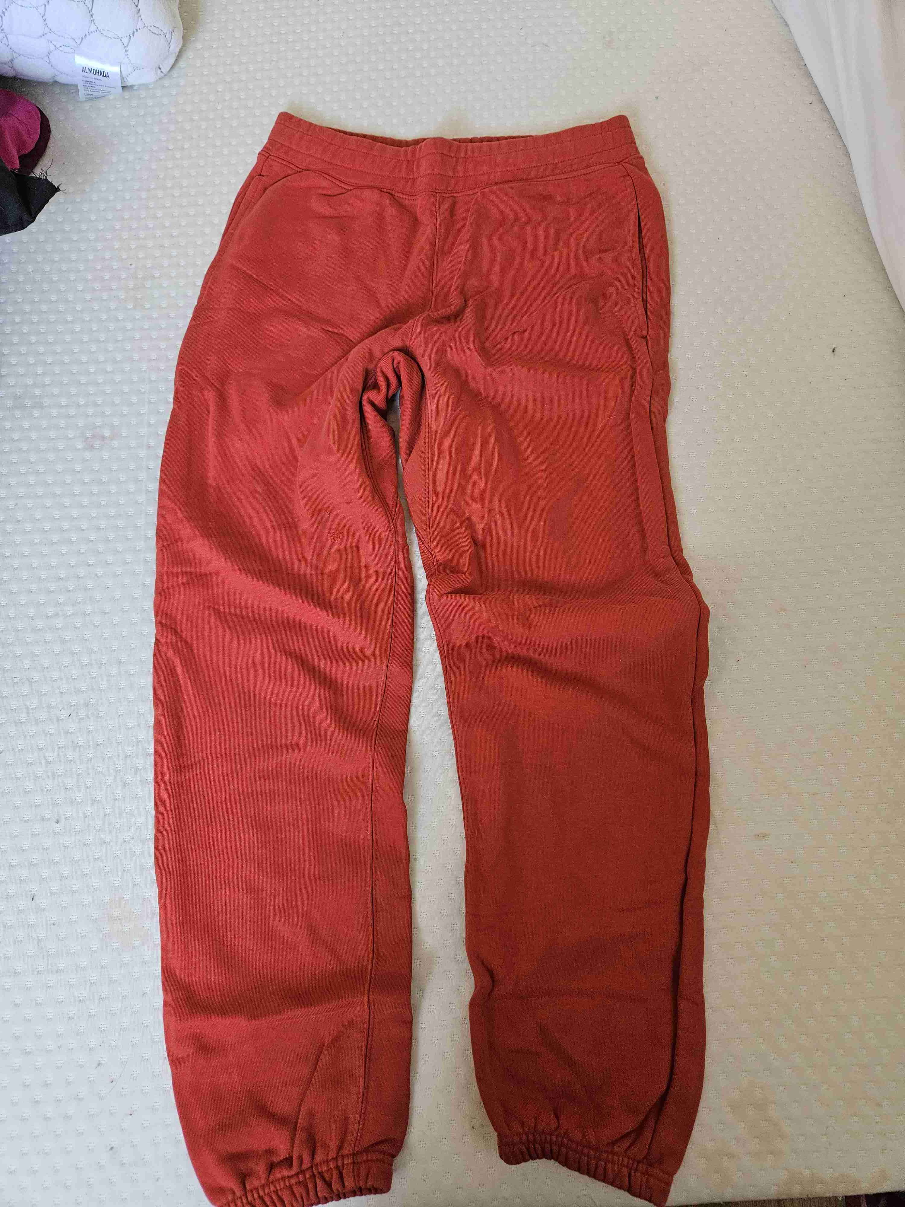 Pantalones deportivos verde claro y rojo - miniatura 2