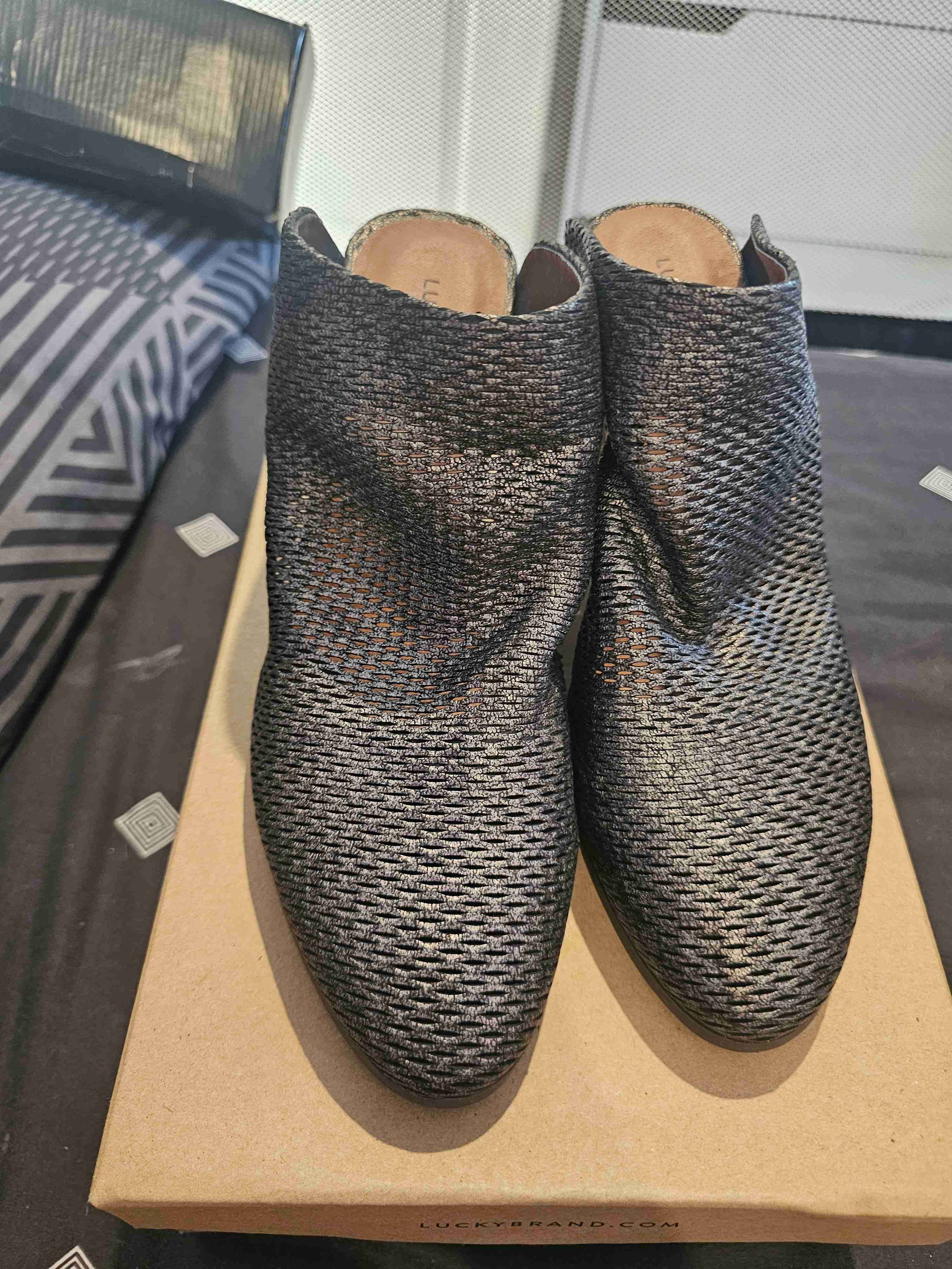 Botines negros texturizados lucky brand