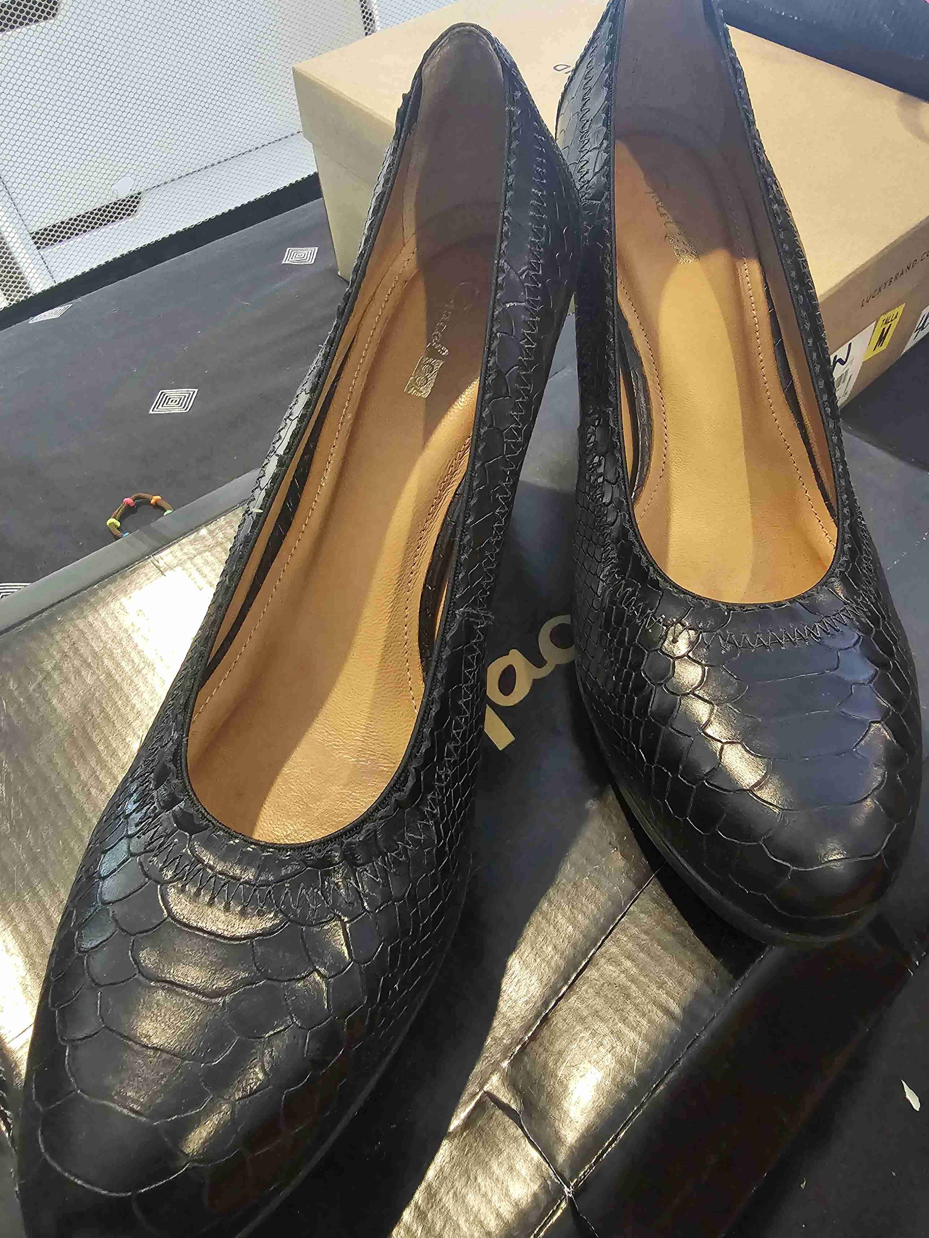 Zapatos negros con textura gacel