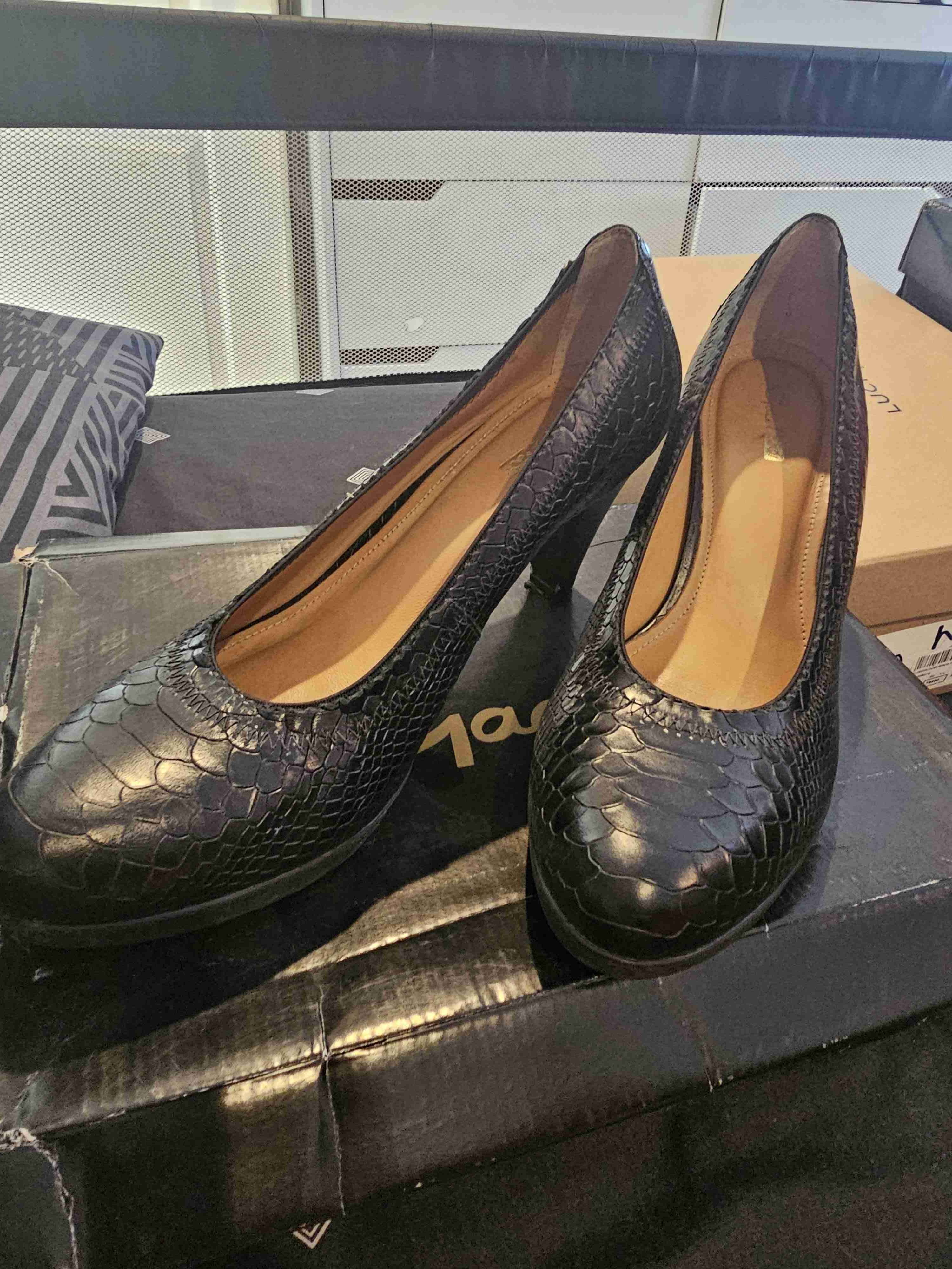 Zapatos negros con textura gacel - miniatura 2