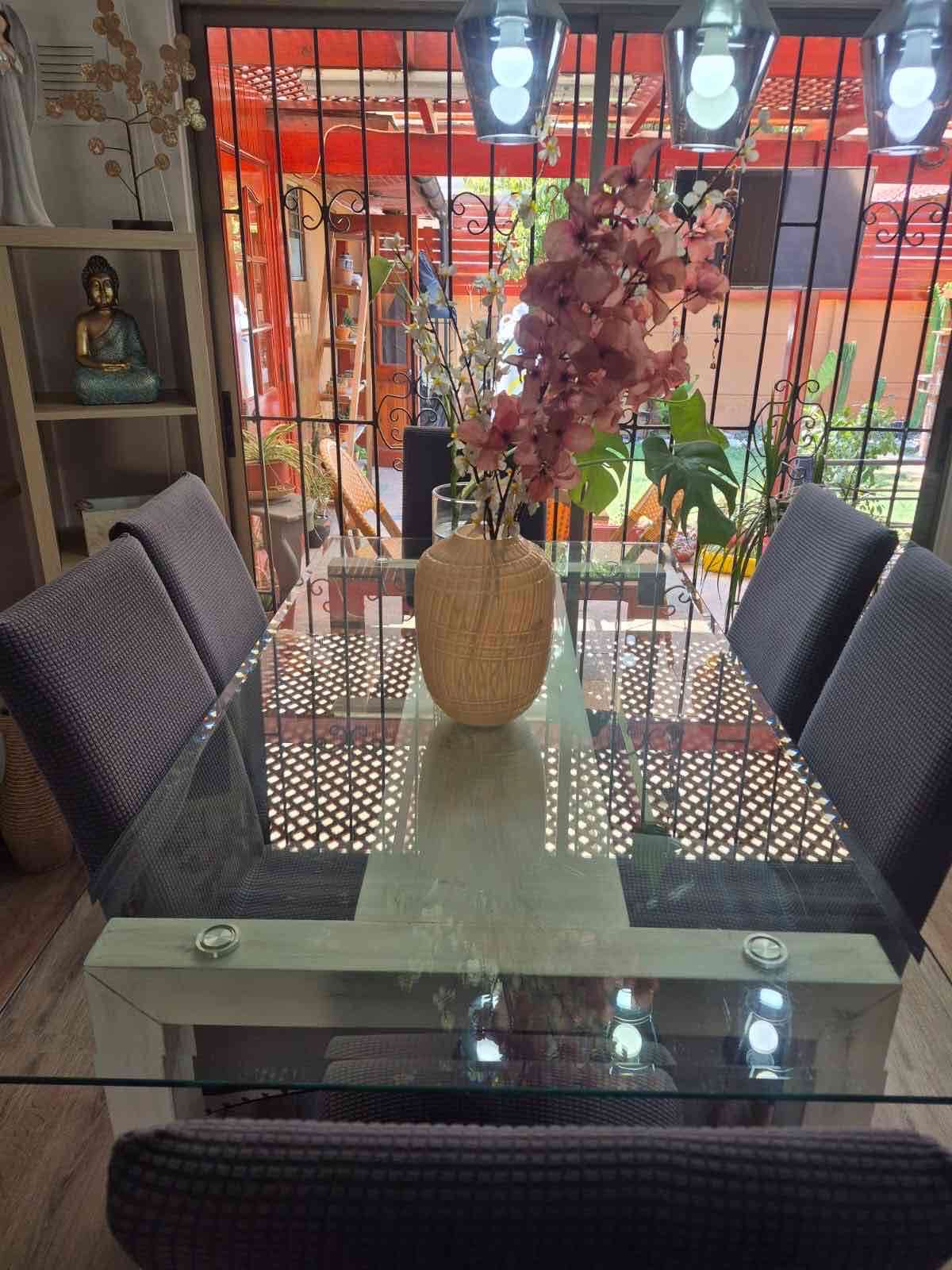 Mesa de comedor de vidrio