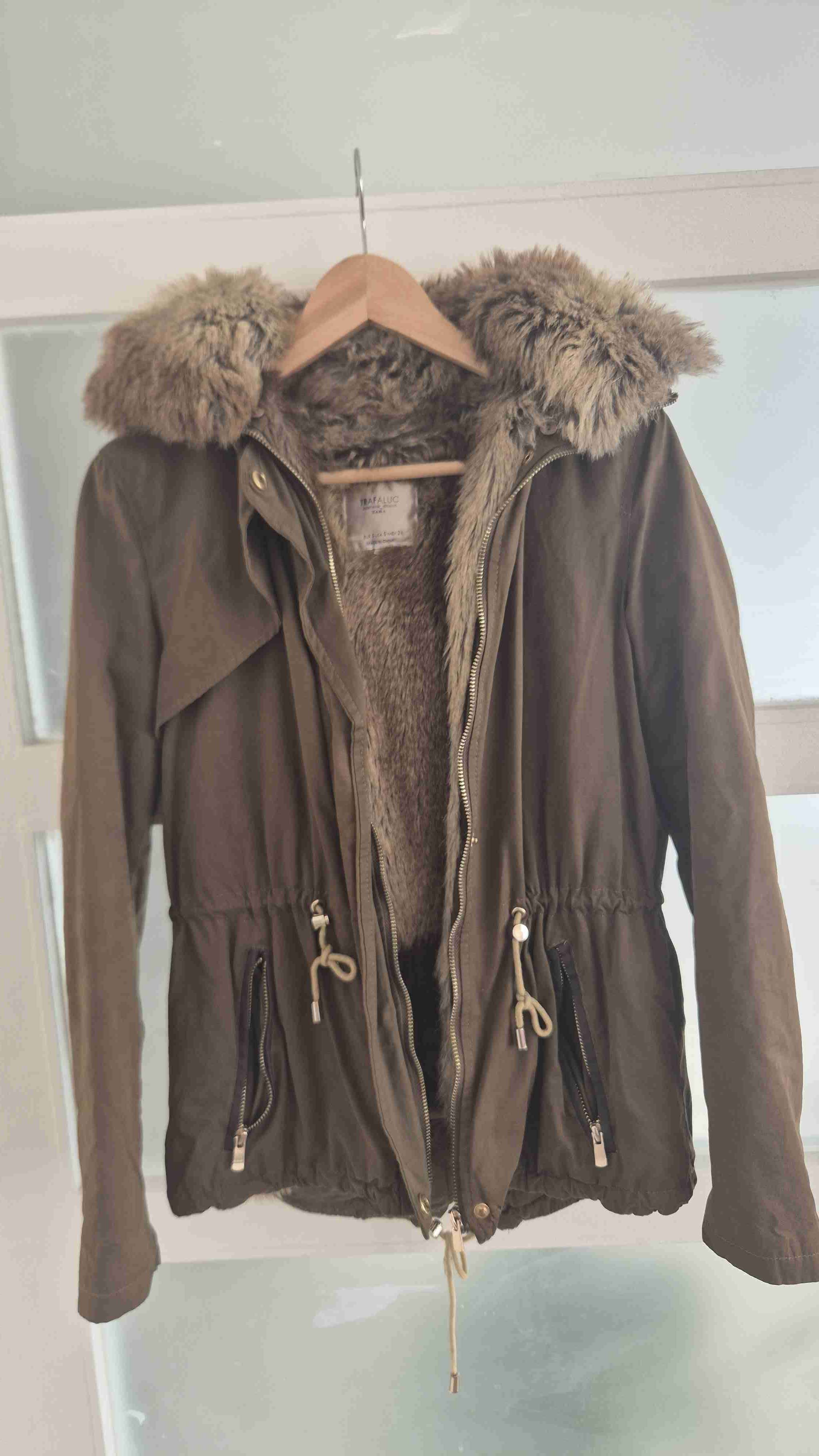 Parka zara verde con capucha de piel sintética