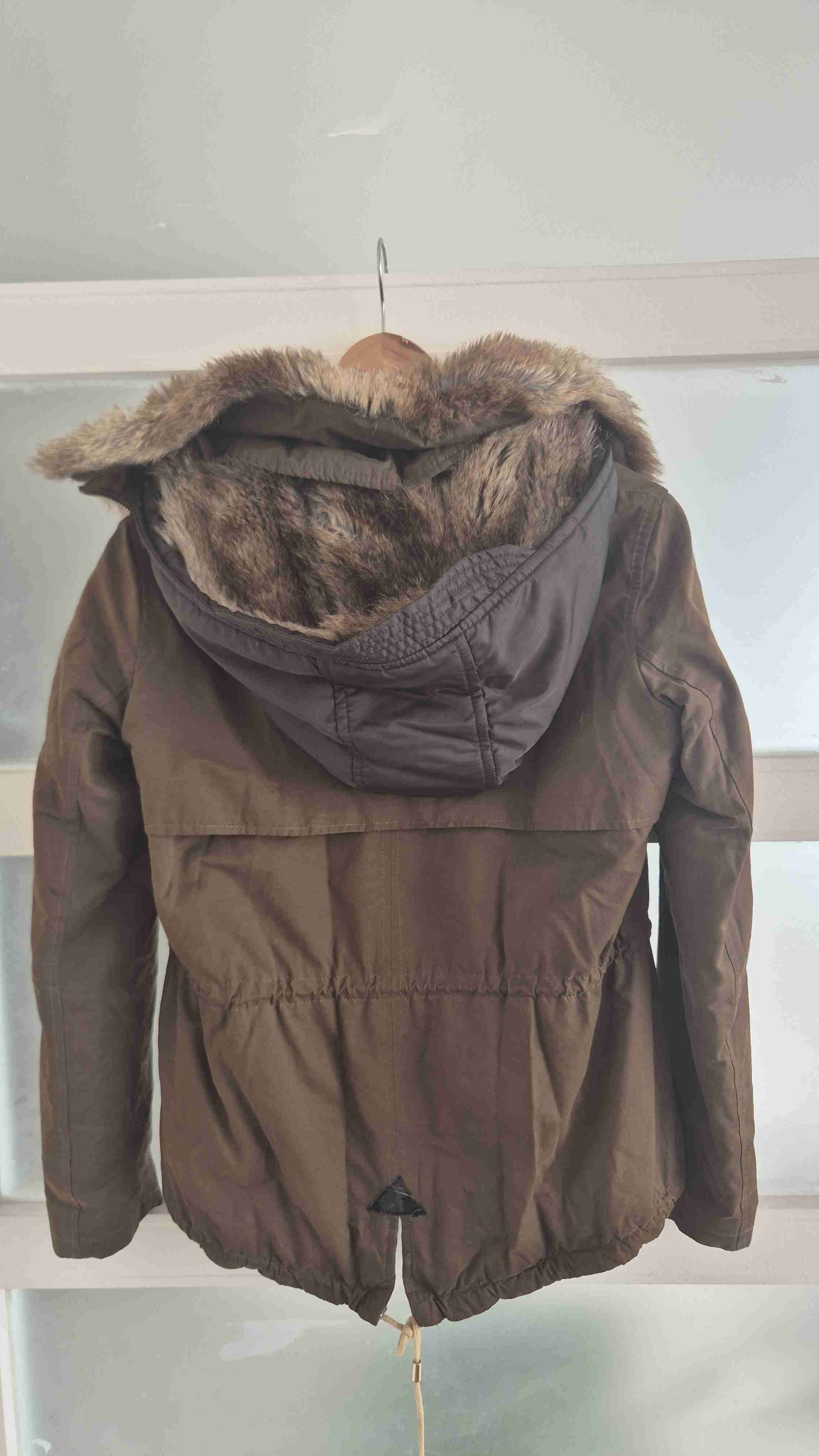 Parka zara verde con capucha de piel sintética - miniatura 3