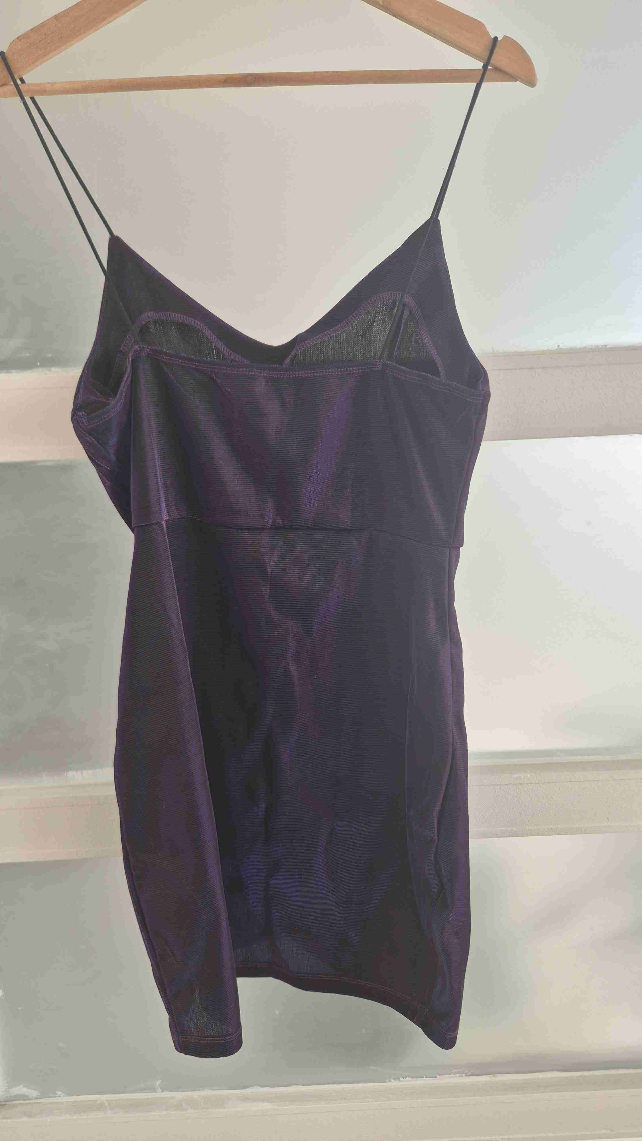 Vestido de noche morado tornasol