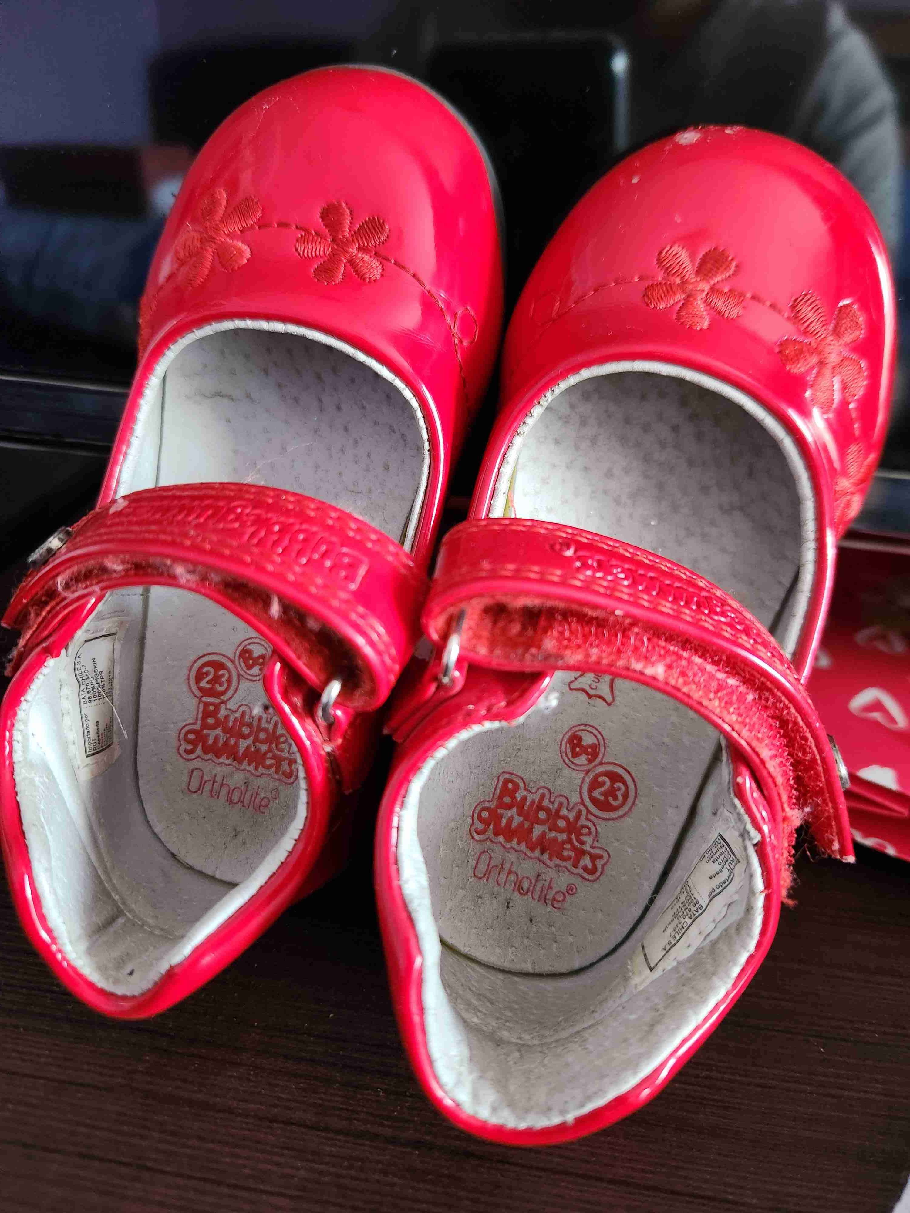 Zapatos rojos de niña