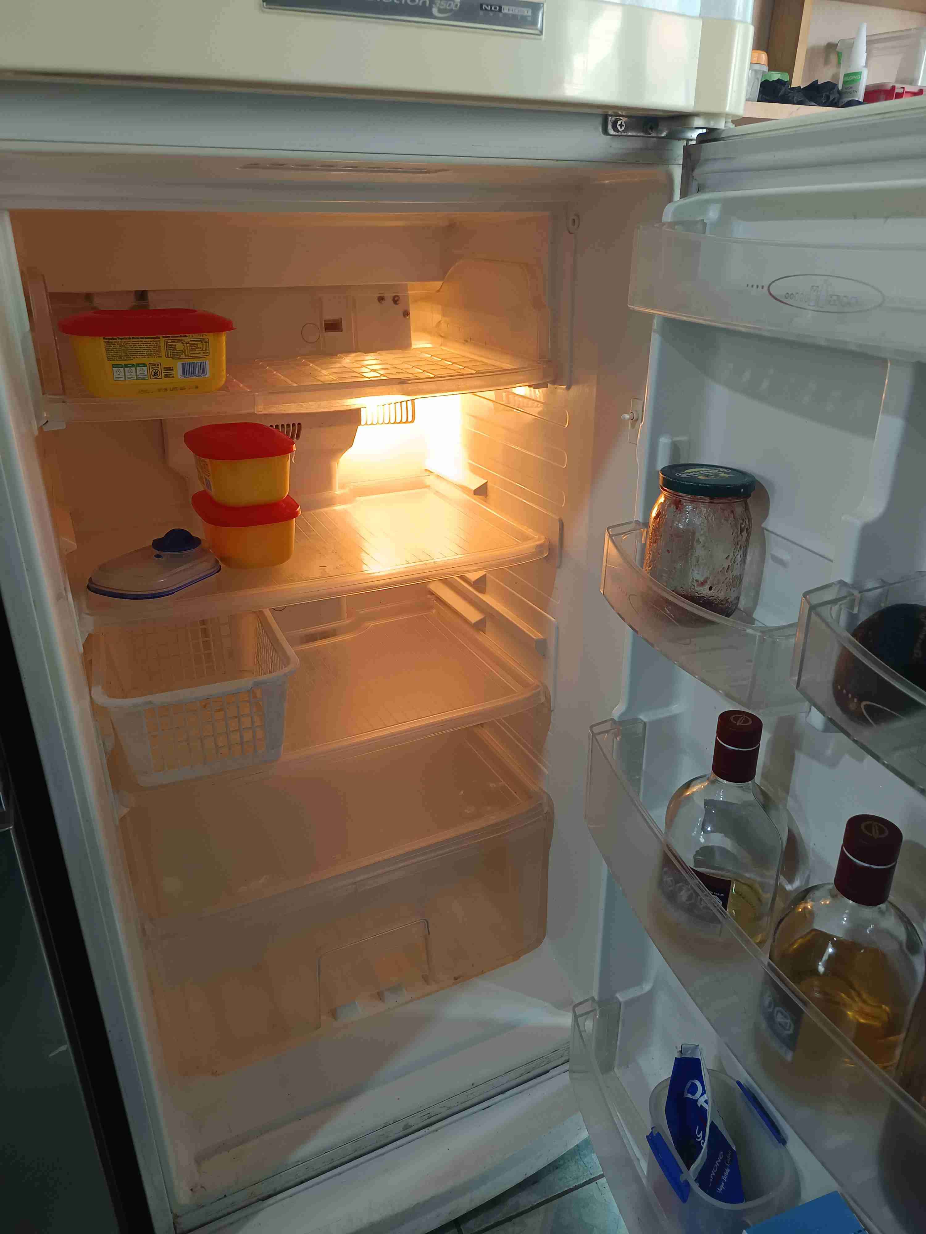 Refrigerador con congelador superior - miniatura 2