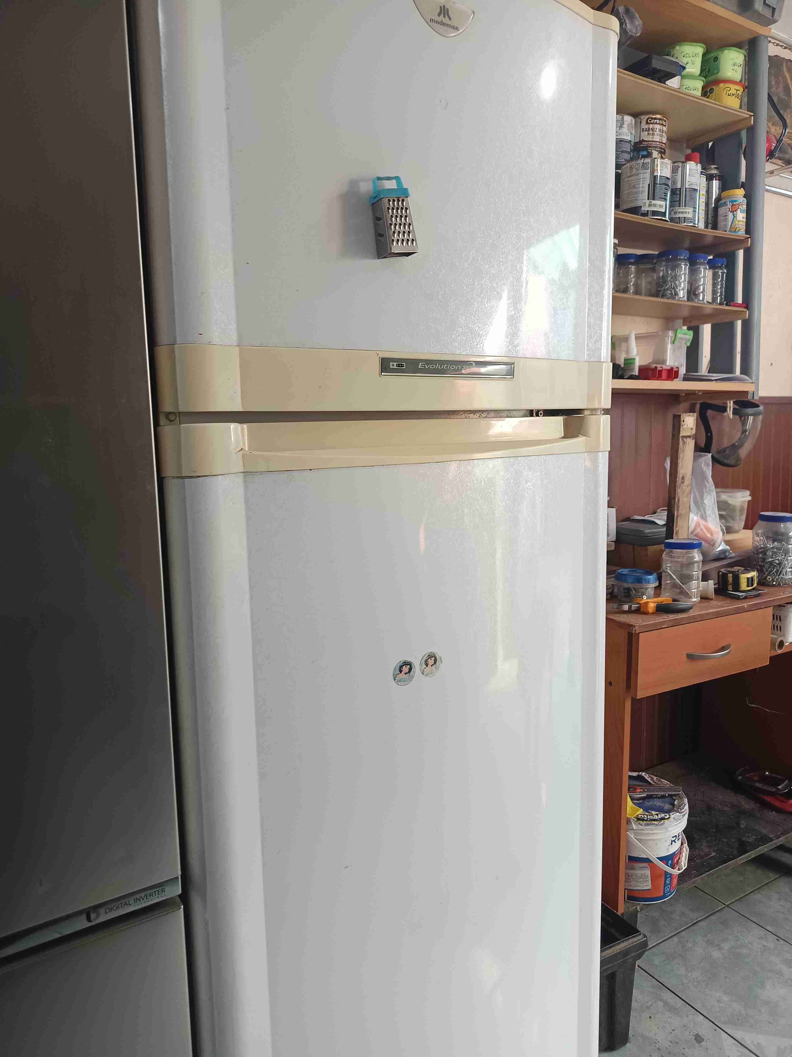 Refrigerador con congelador superior - miniatura 3