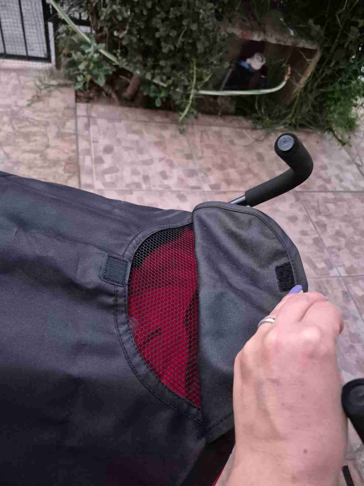 Coche Infanti Aike rojo y negro - miniatura 3