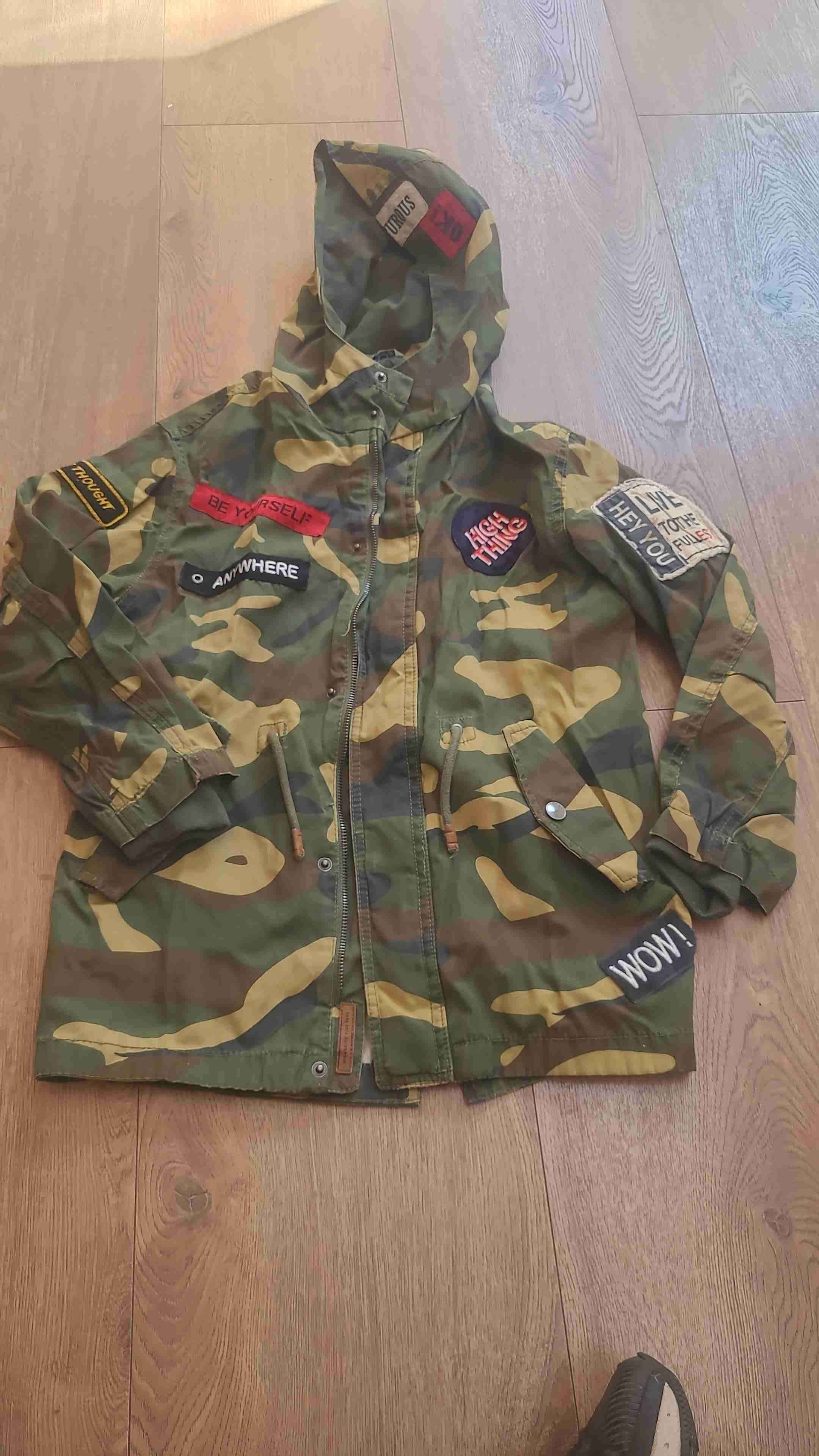 Parka camuflada con parches ZARA niño