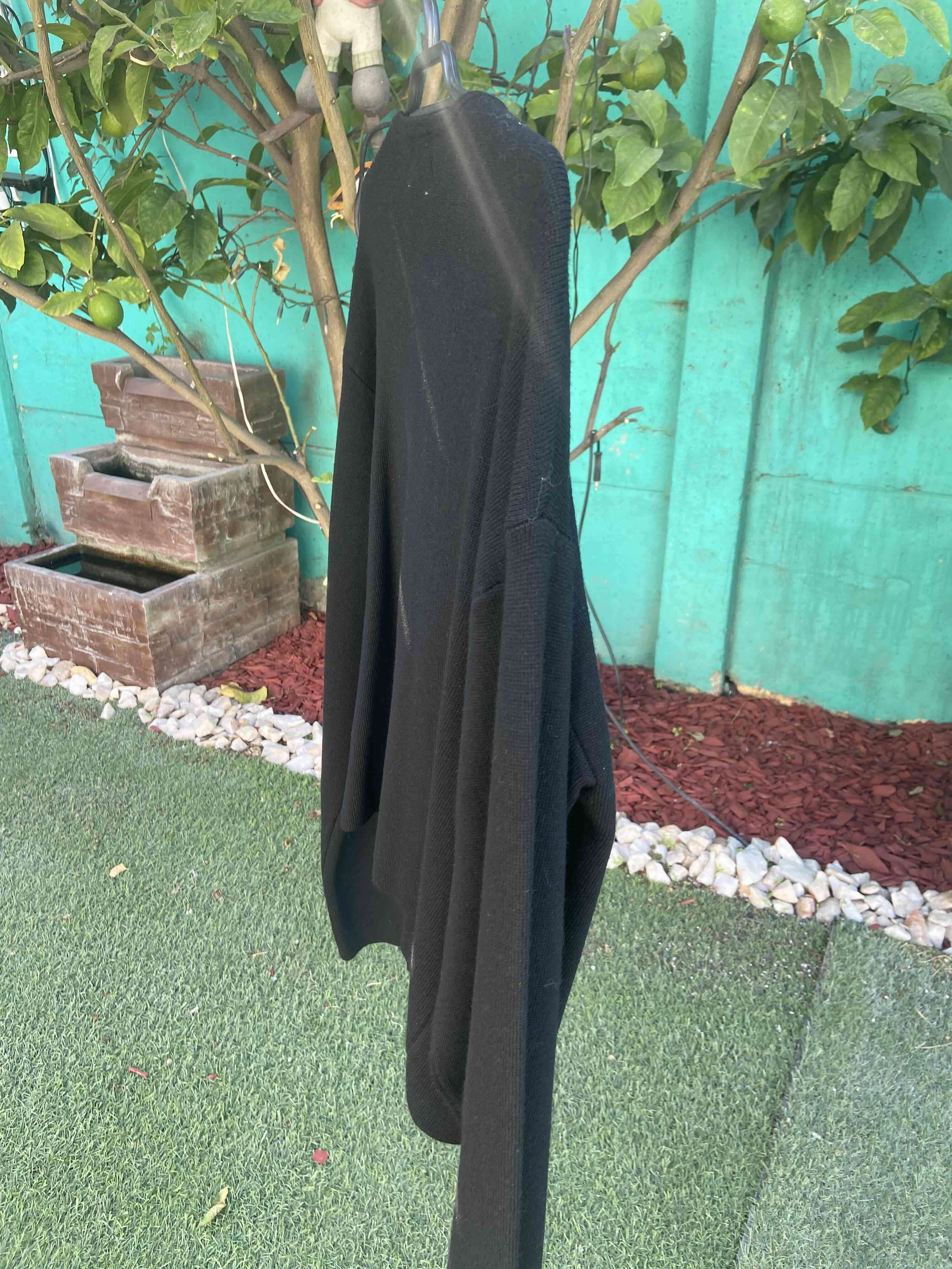 Chaleco negro con botones dorados - miniatura 2