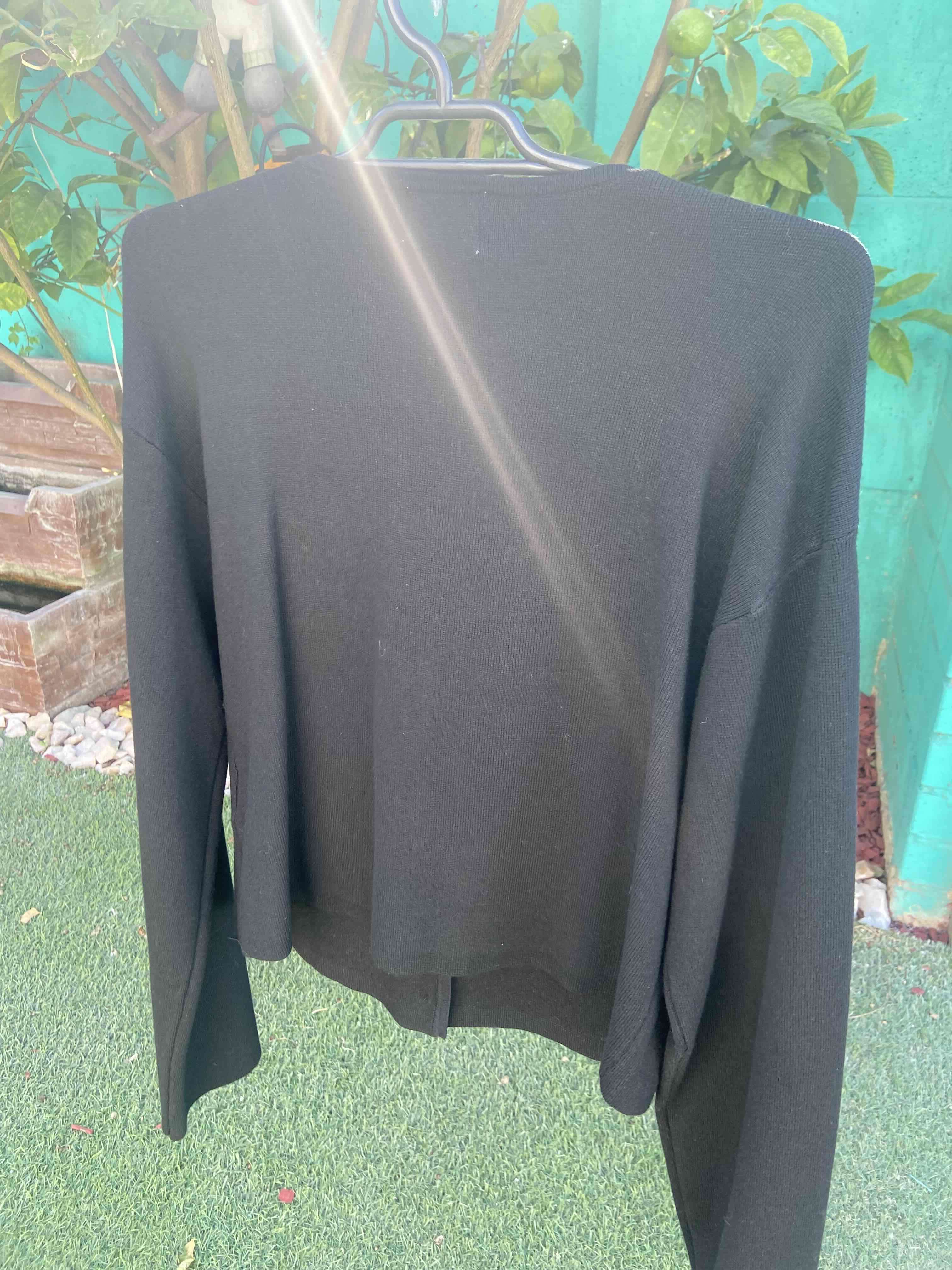 Chaleco negro con botones dorados - miniatura 3