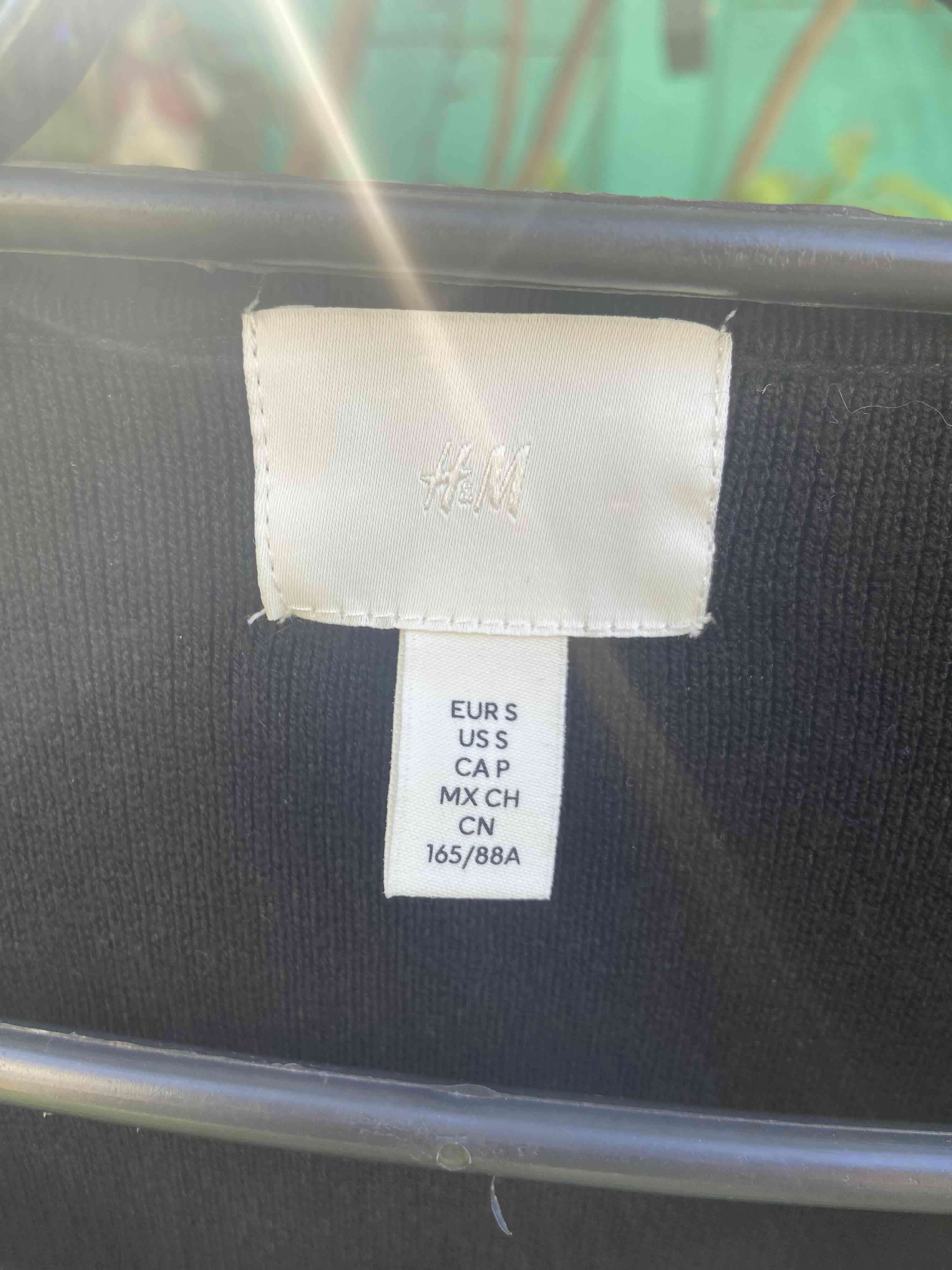 Chaleco negro con botones dorados - miniatura 4