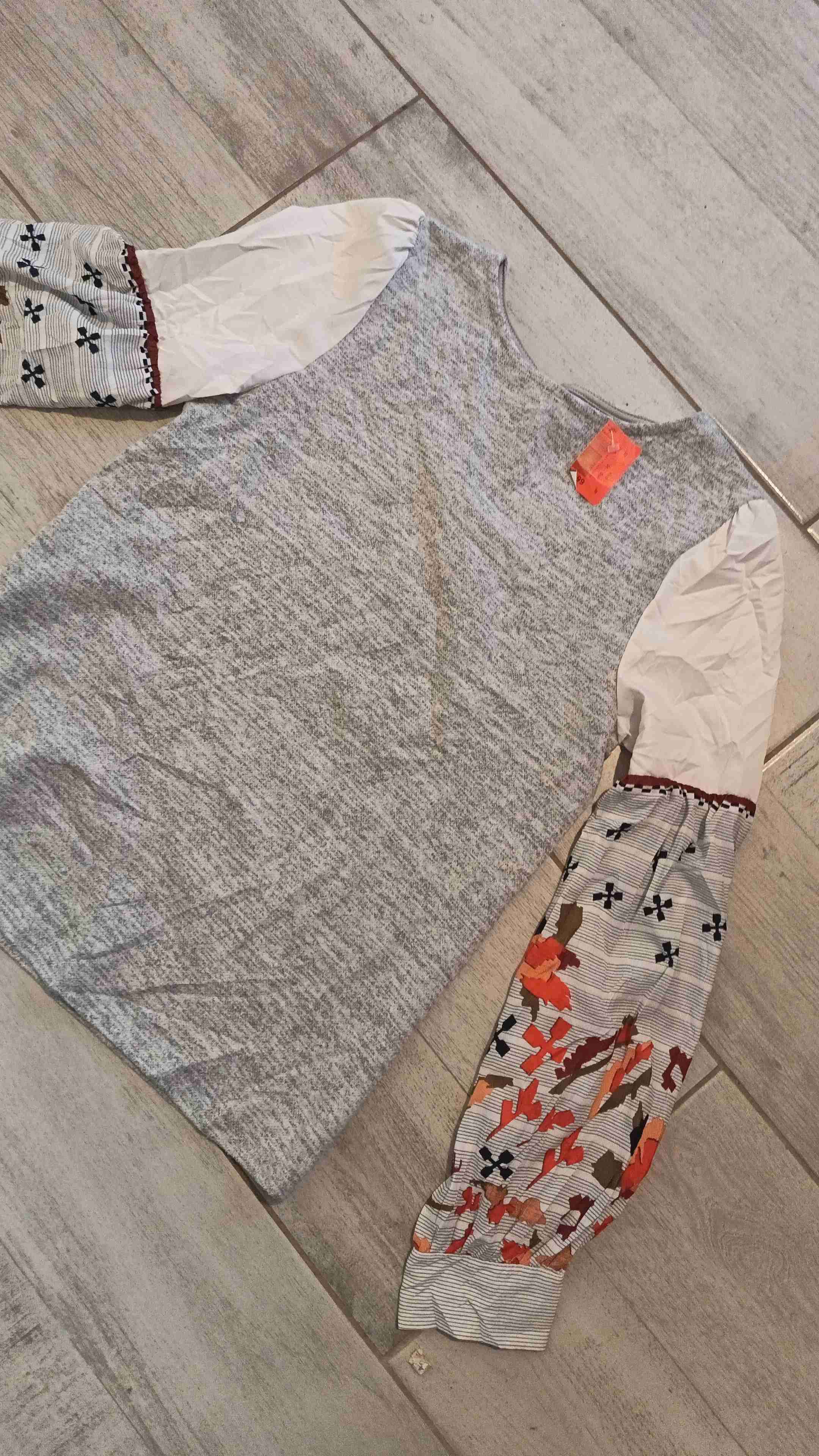 Suéter gris con mangas estampadas