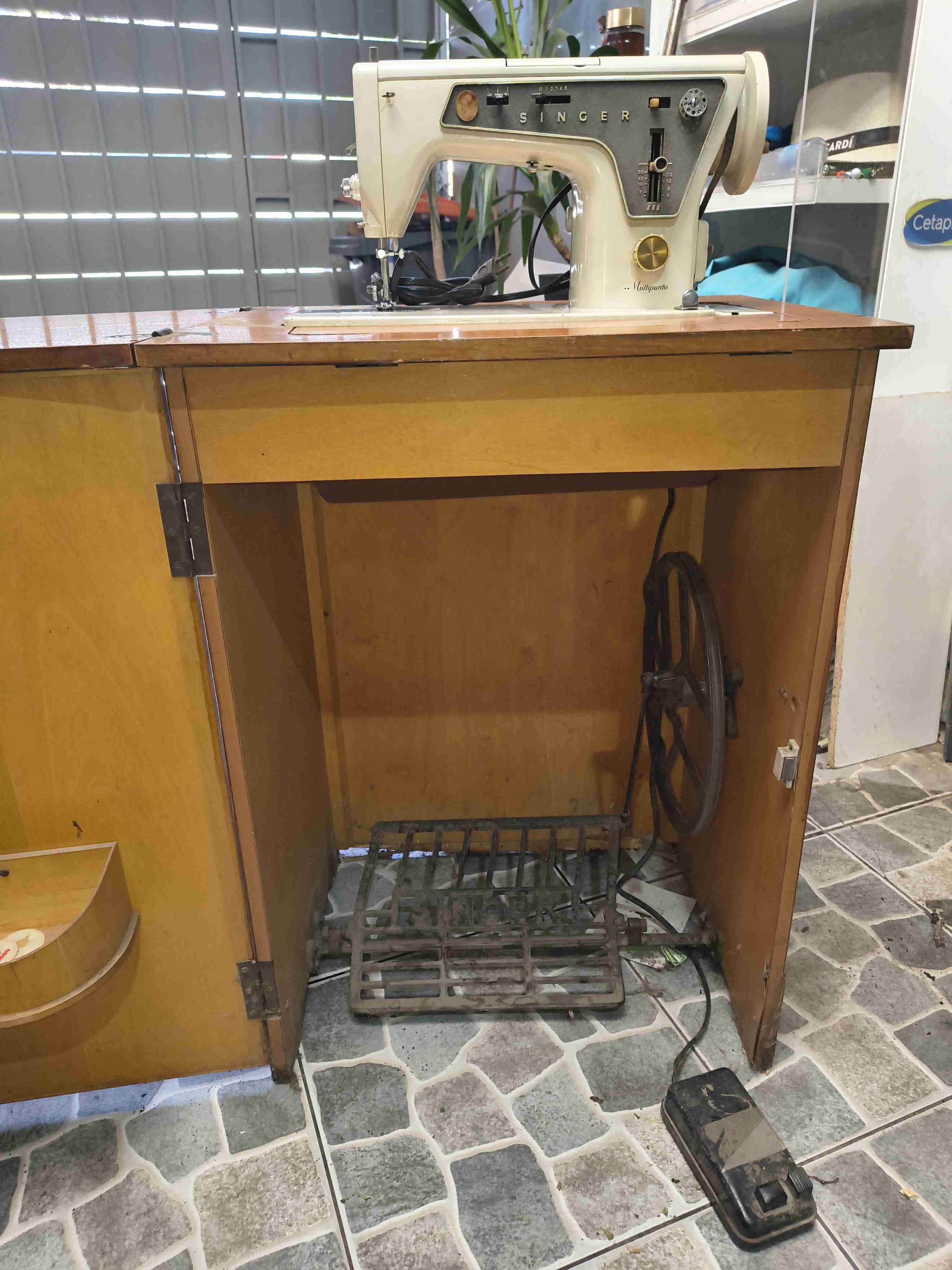 Máquina de coser vintage con mueble - miniatura 2