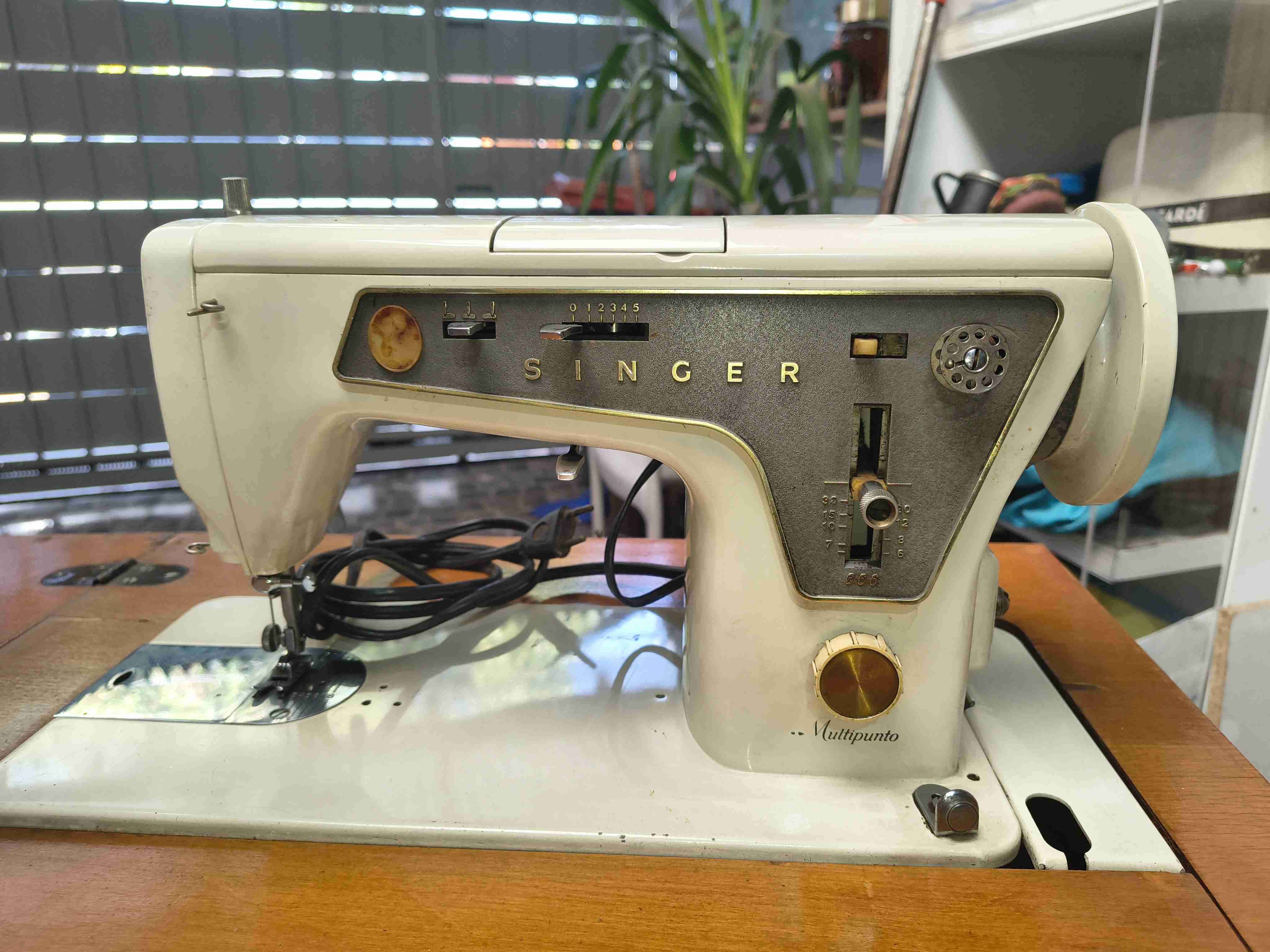 Máquina de coser vintage con mueble - miniatura 3