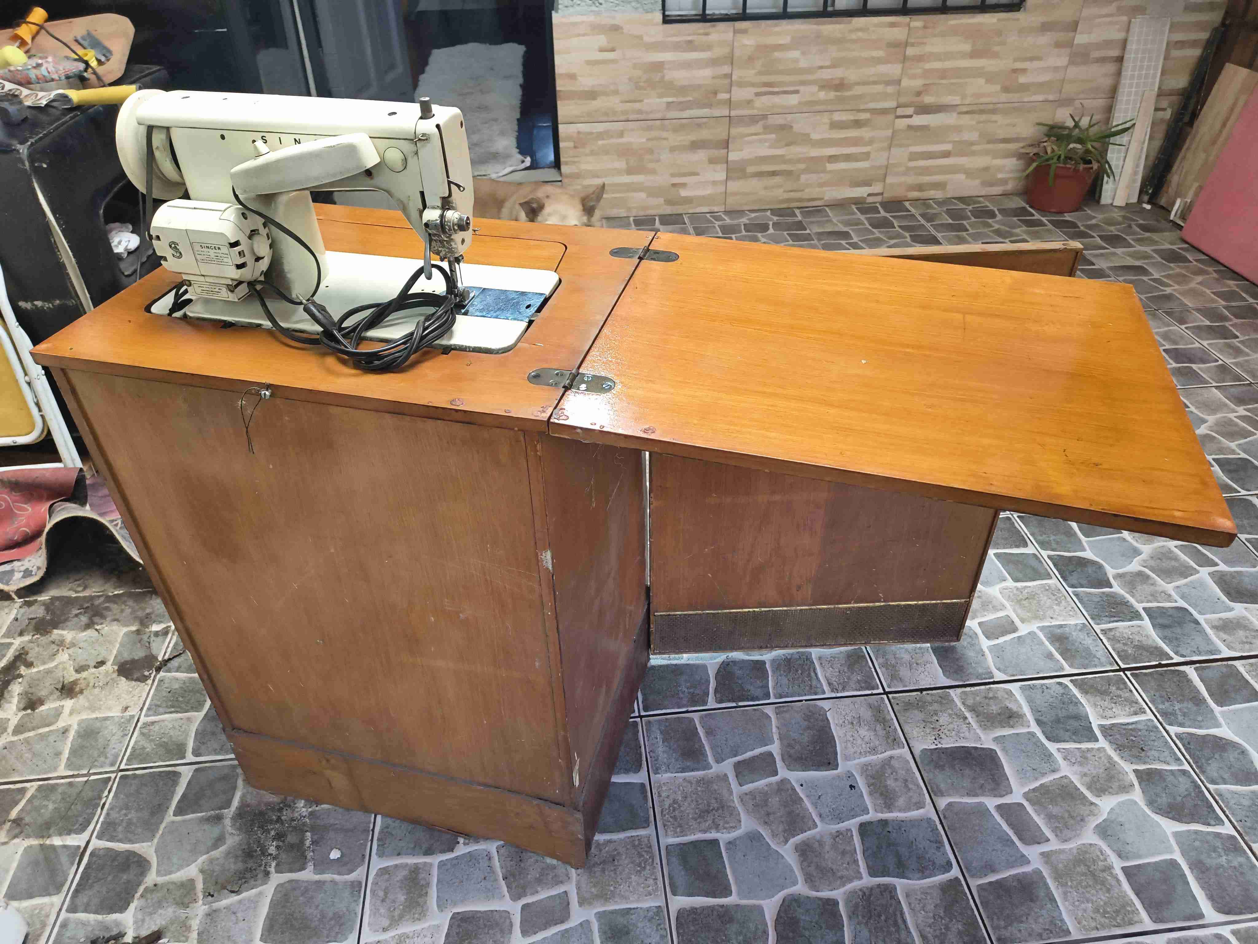 Máquina de coser vintage con mueble - miniatura 4