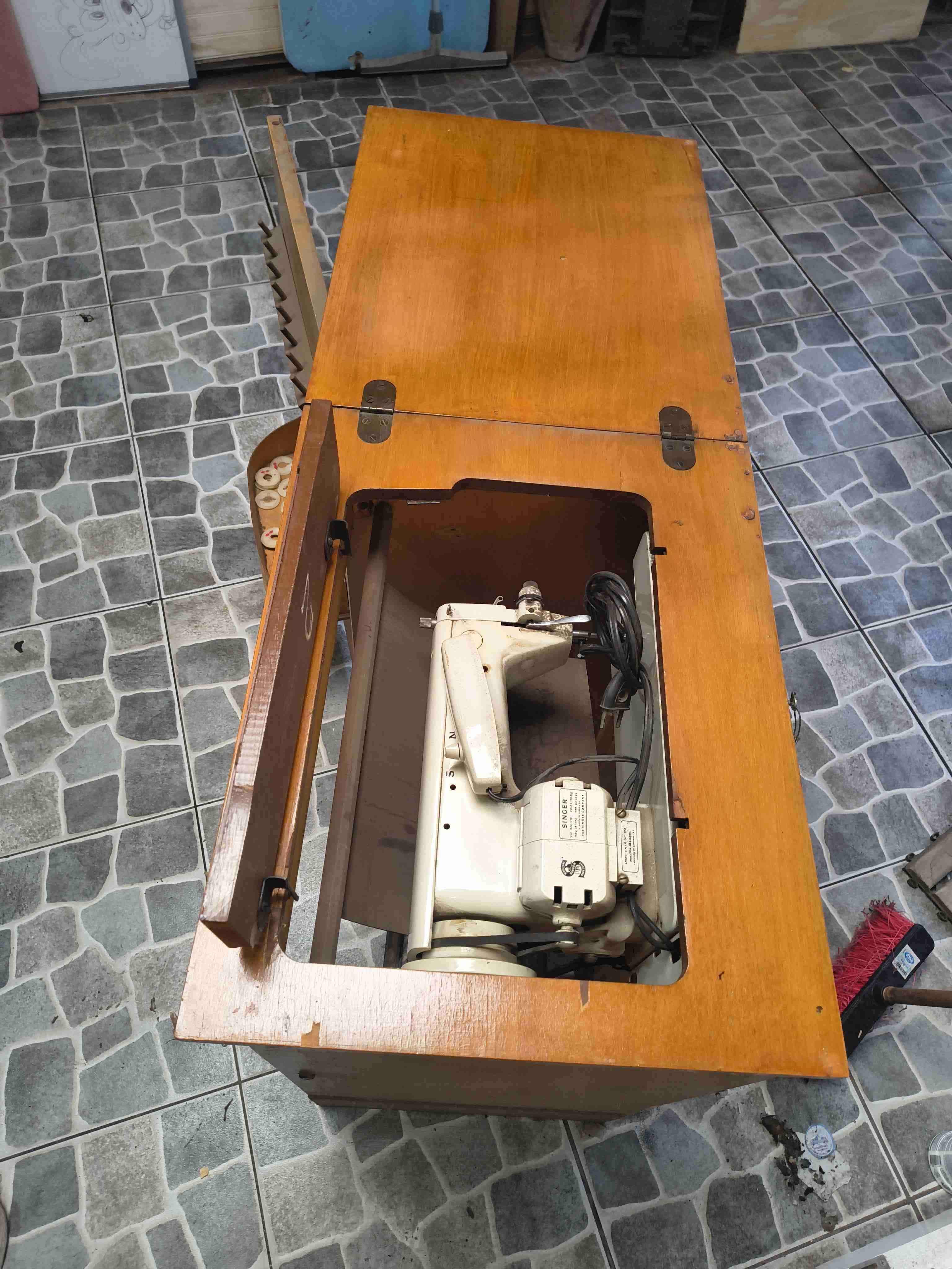 Máquina de coser vintage con mueble - miniatura 5