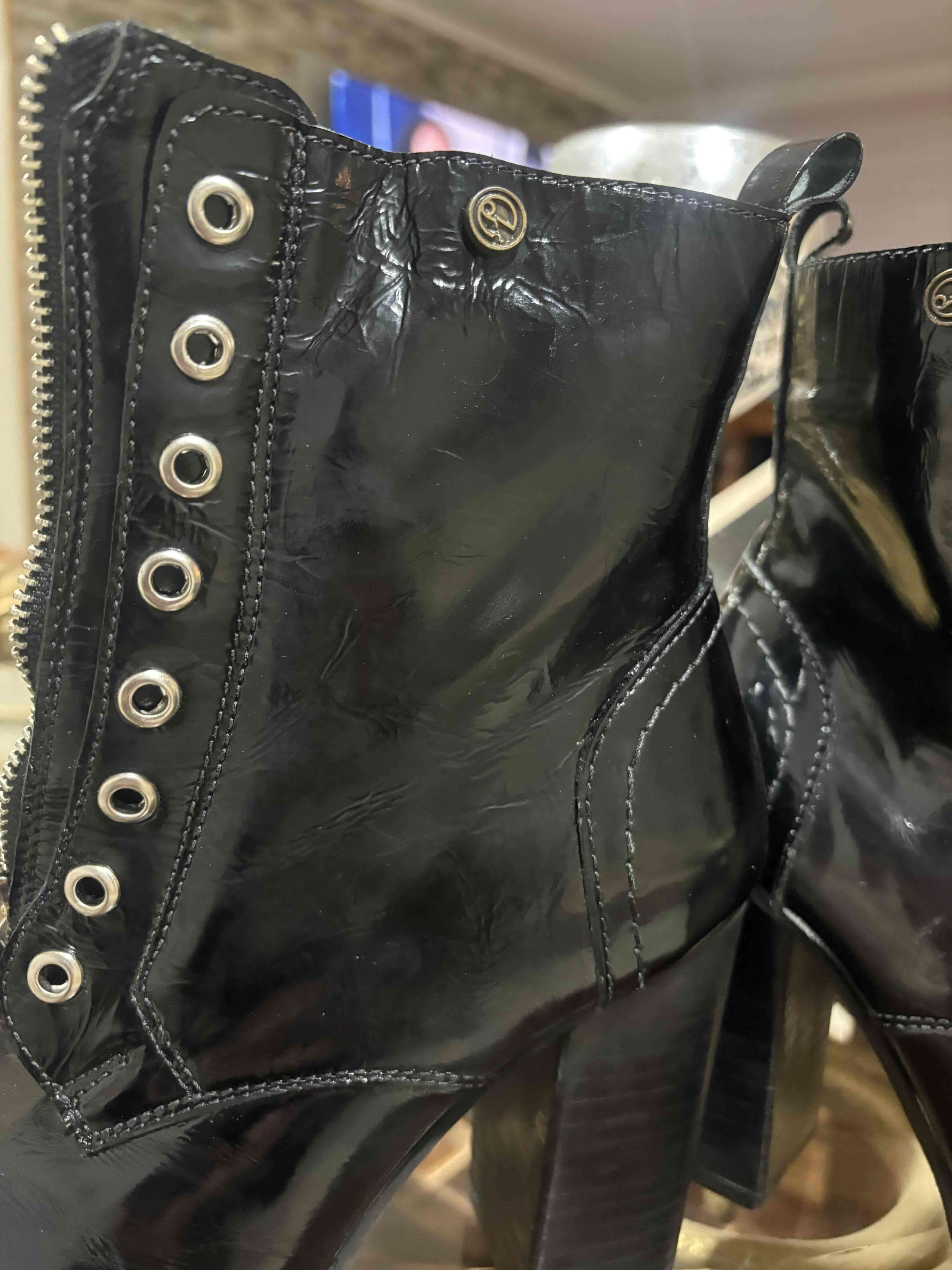 Botas negras con cierre - miniatura 2