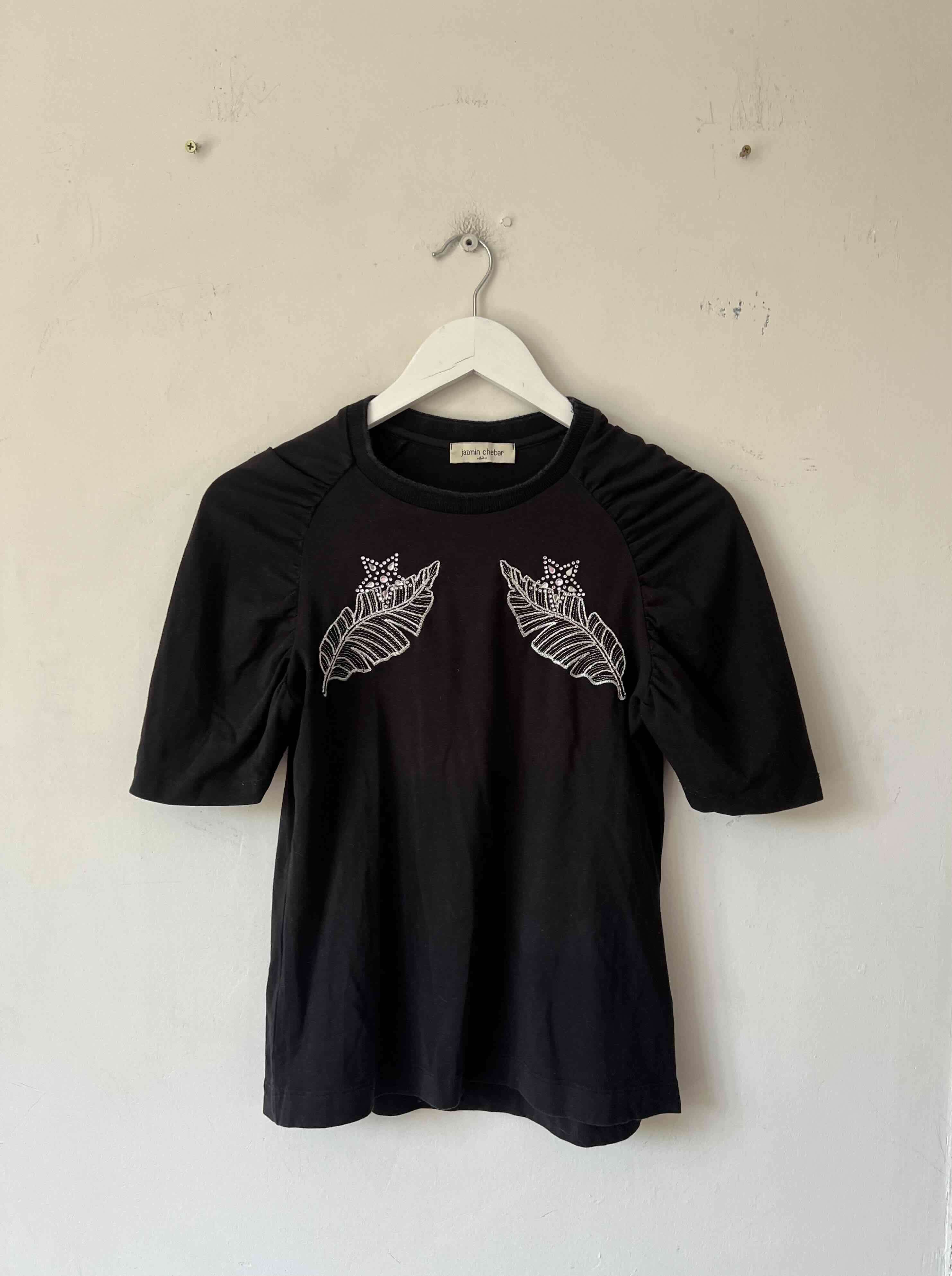 Polera negra bordada Jazmin Chebar