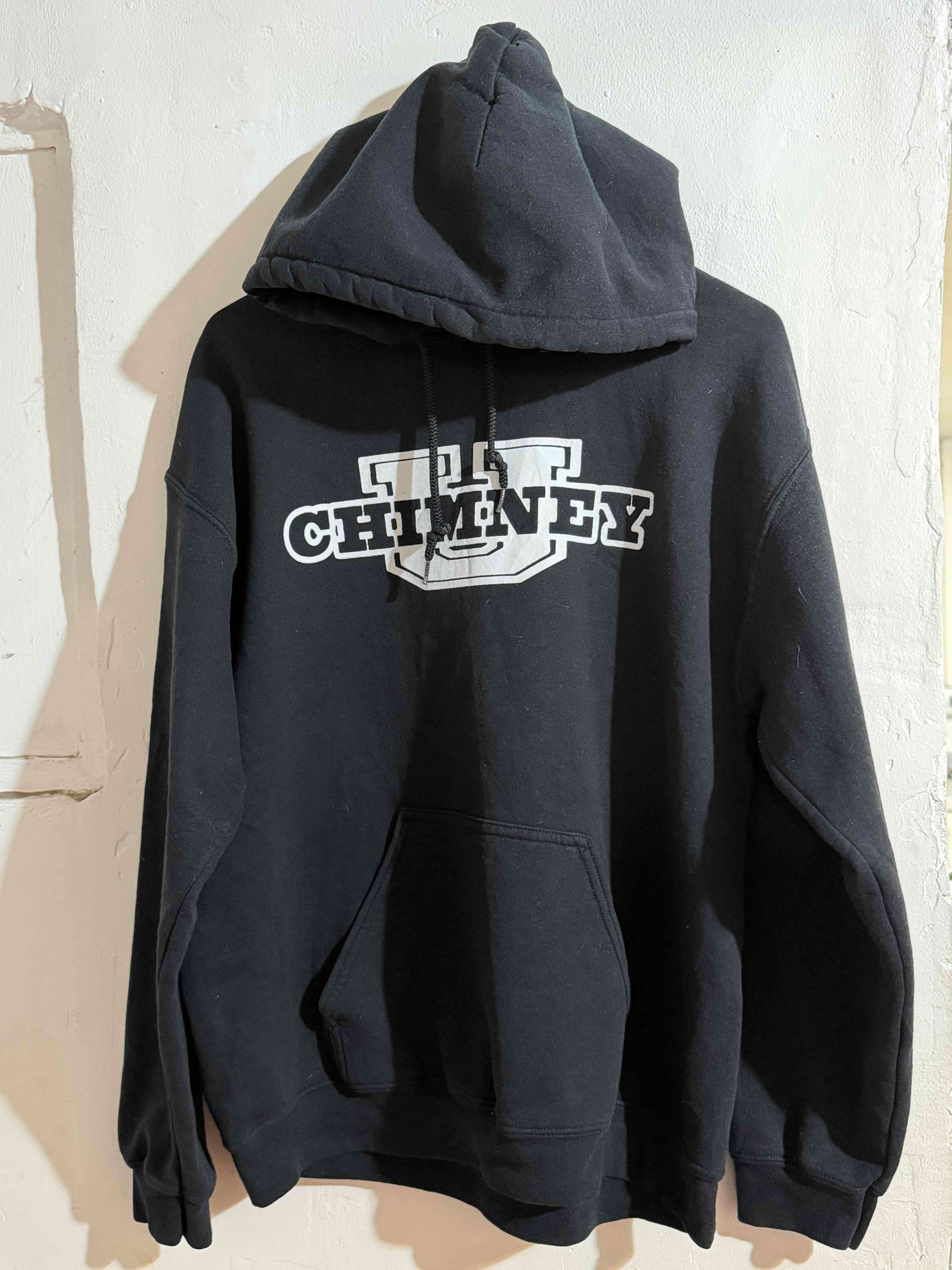 Polerón negro con capucha Chimney