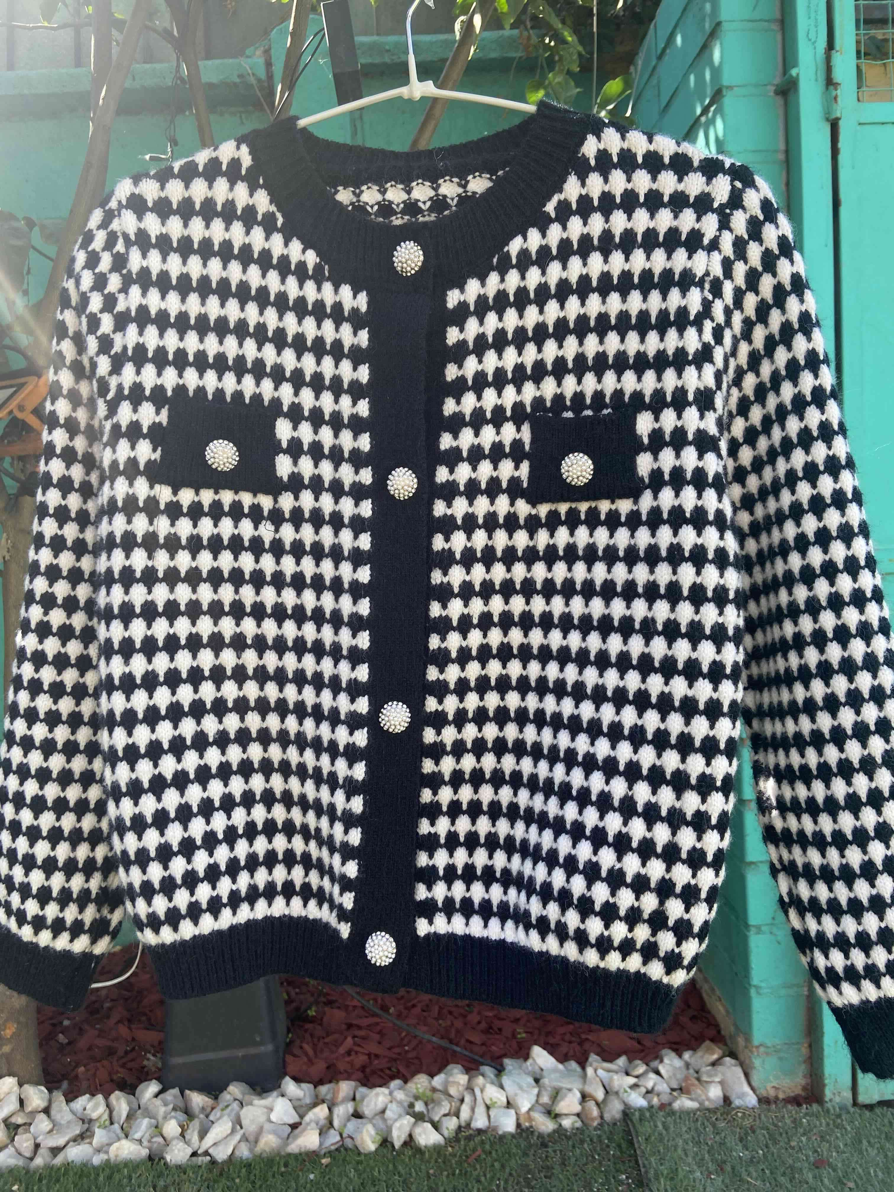 Cárdigan blanco y negro con botones