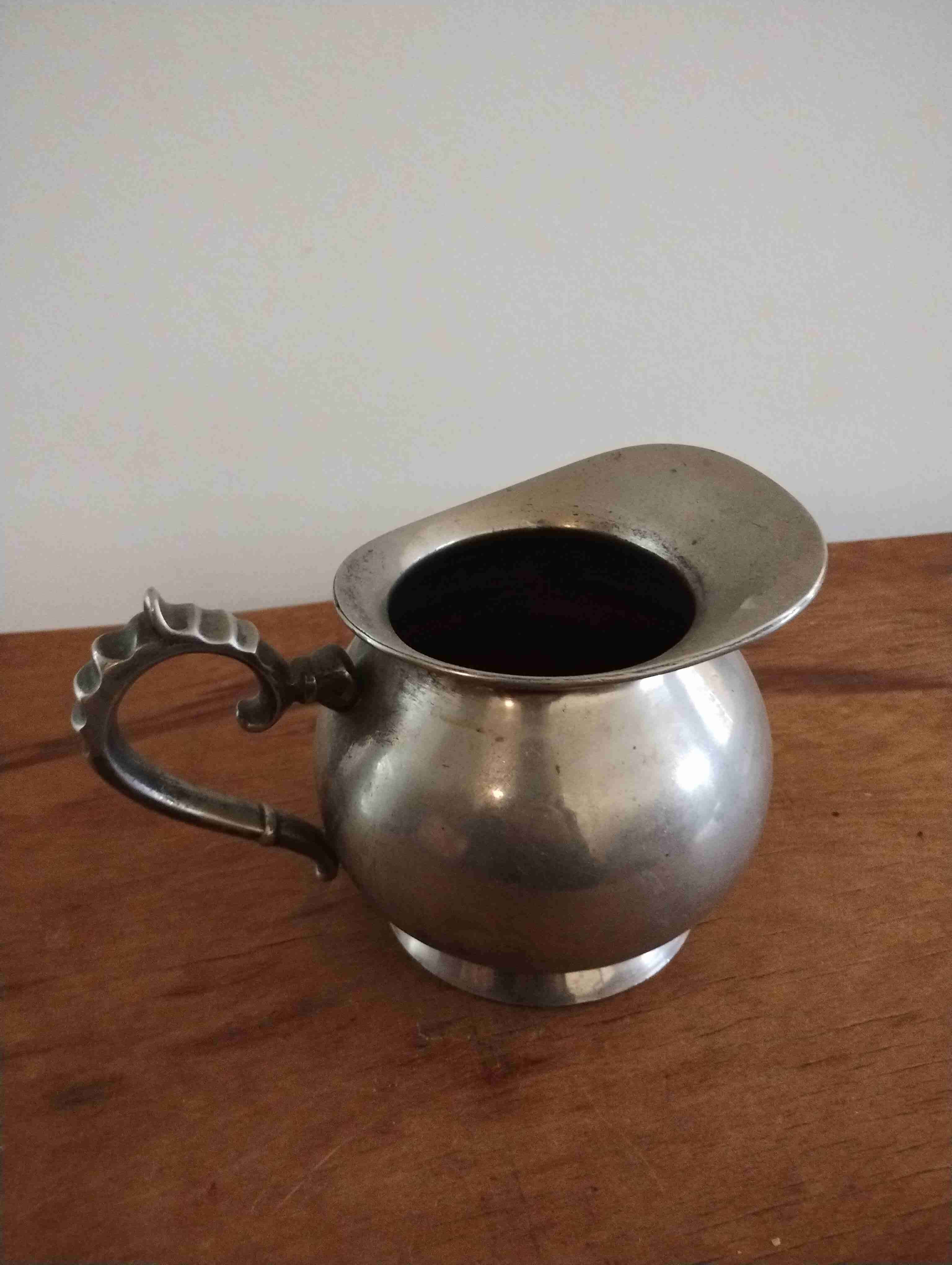 Jarra de metal antigua - miniatura 2