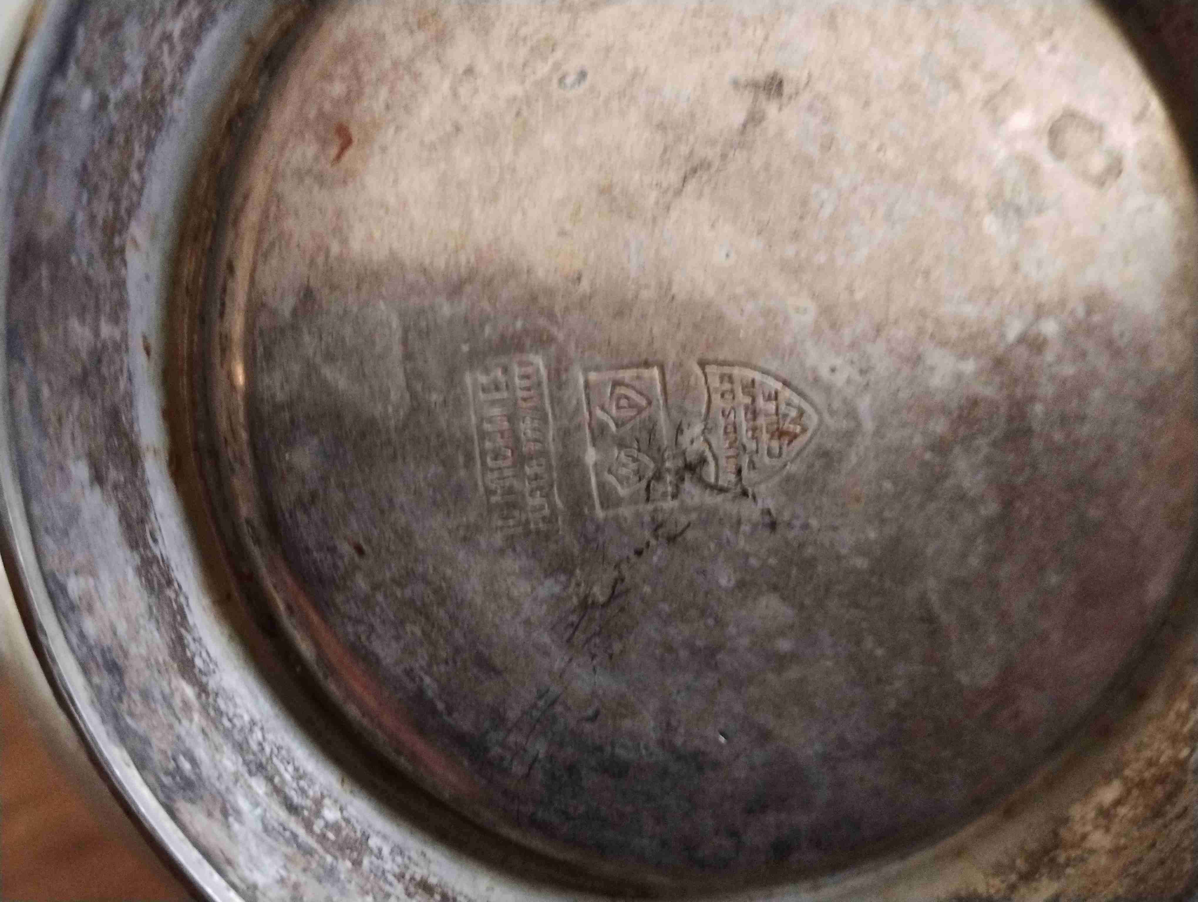 Jarra de metal antigua - miniatura 3