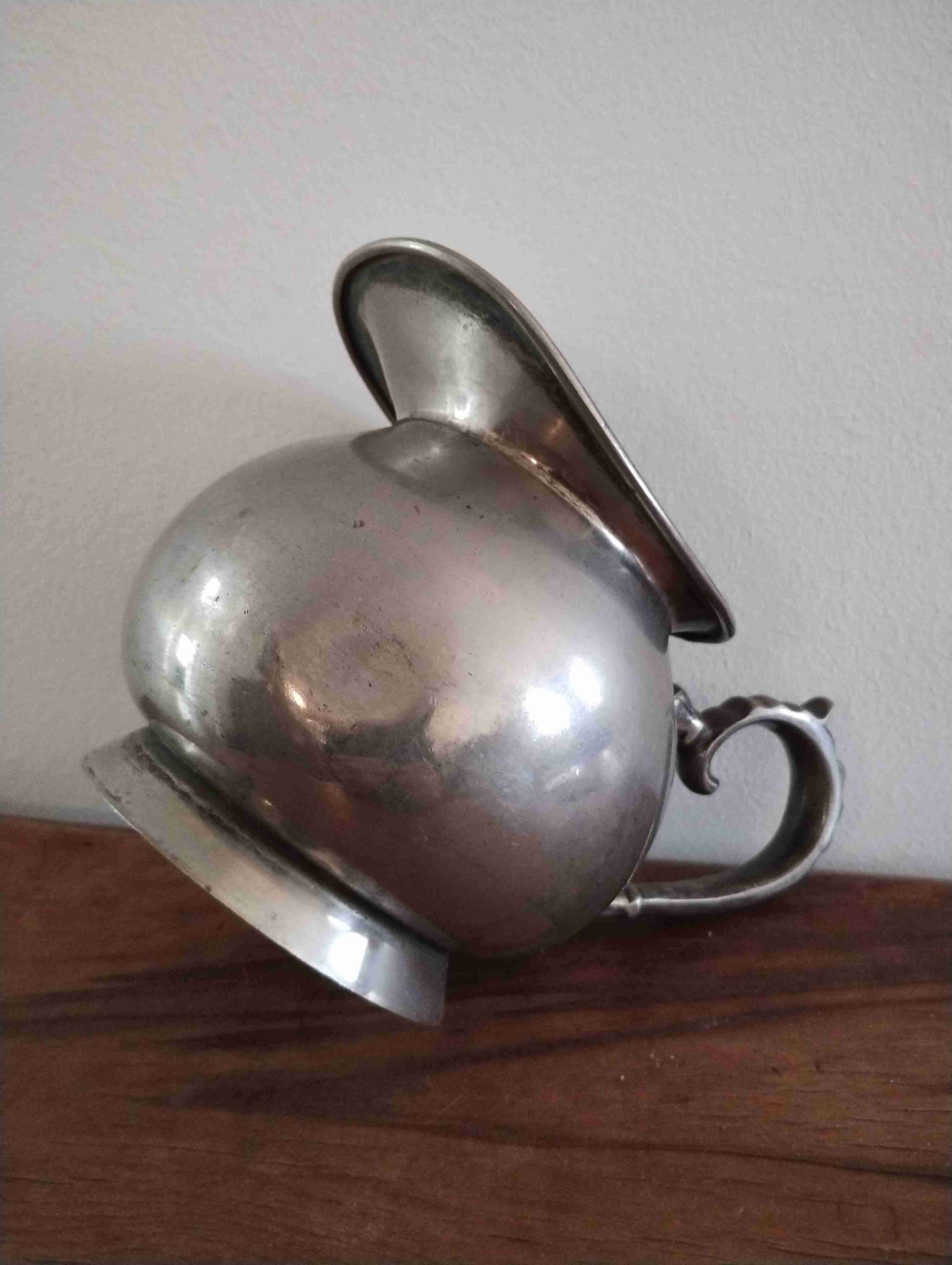 Jarra de metal antigua - miniatura 4