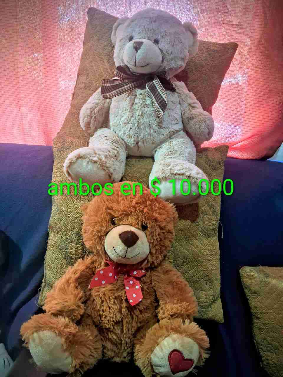 Osos de peluche con bufanda y moño
