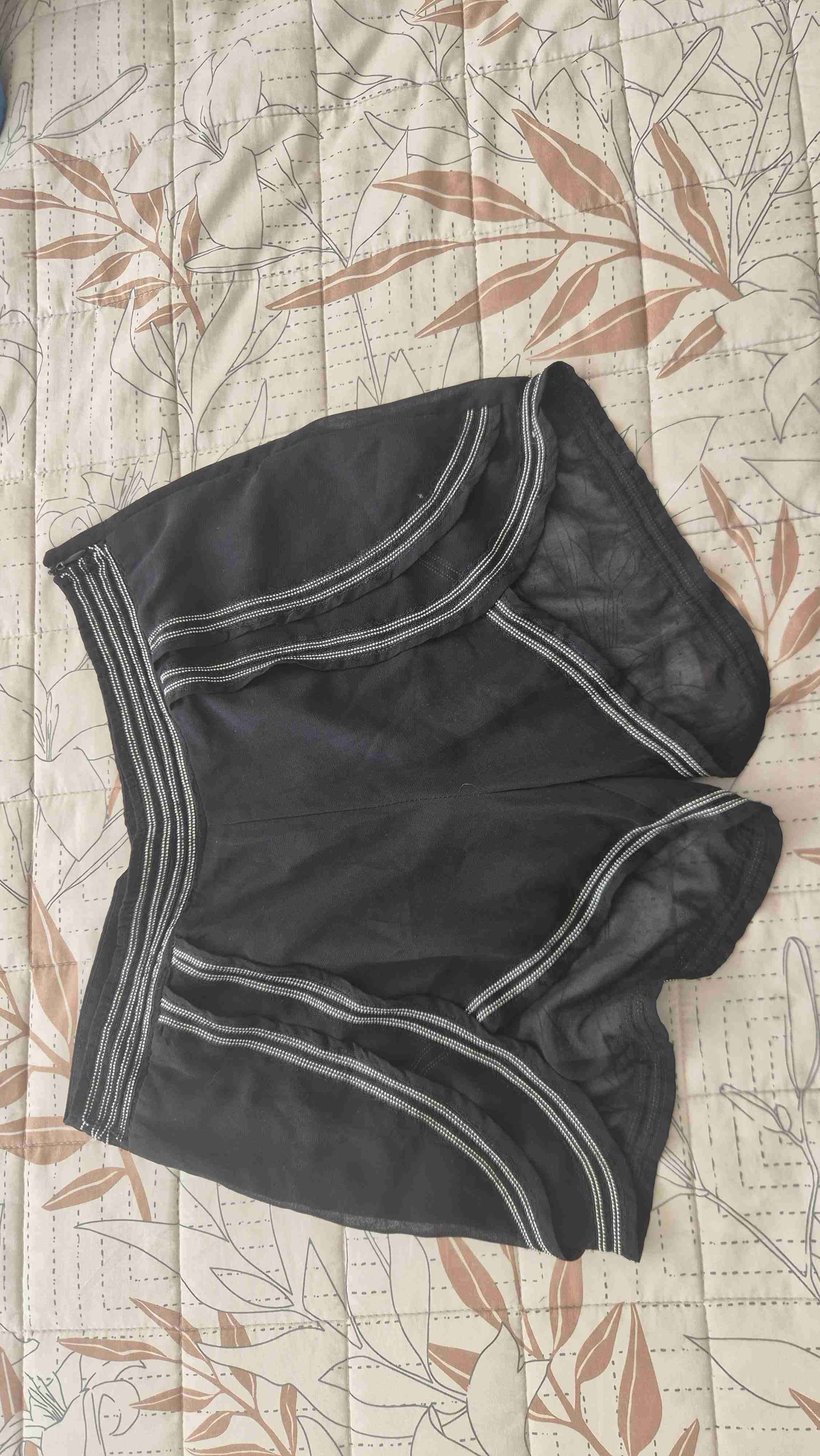 Short negro mostacillas