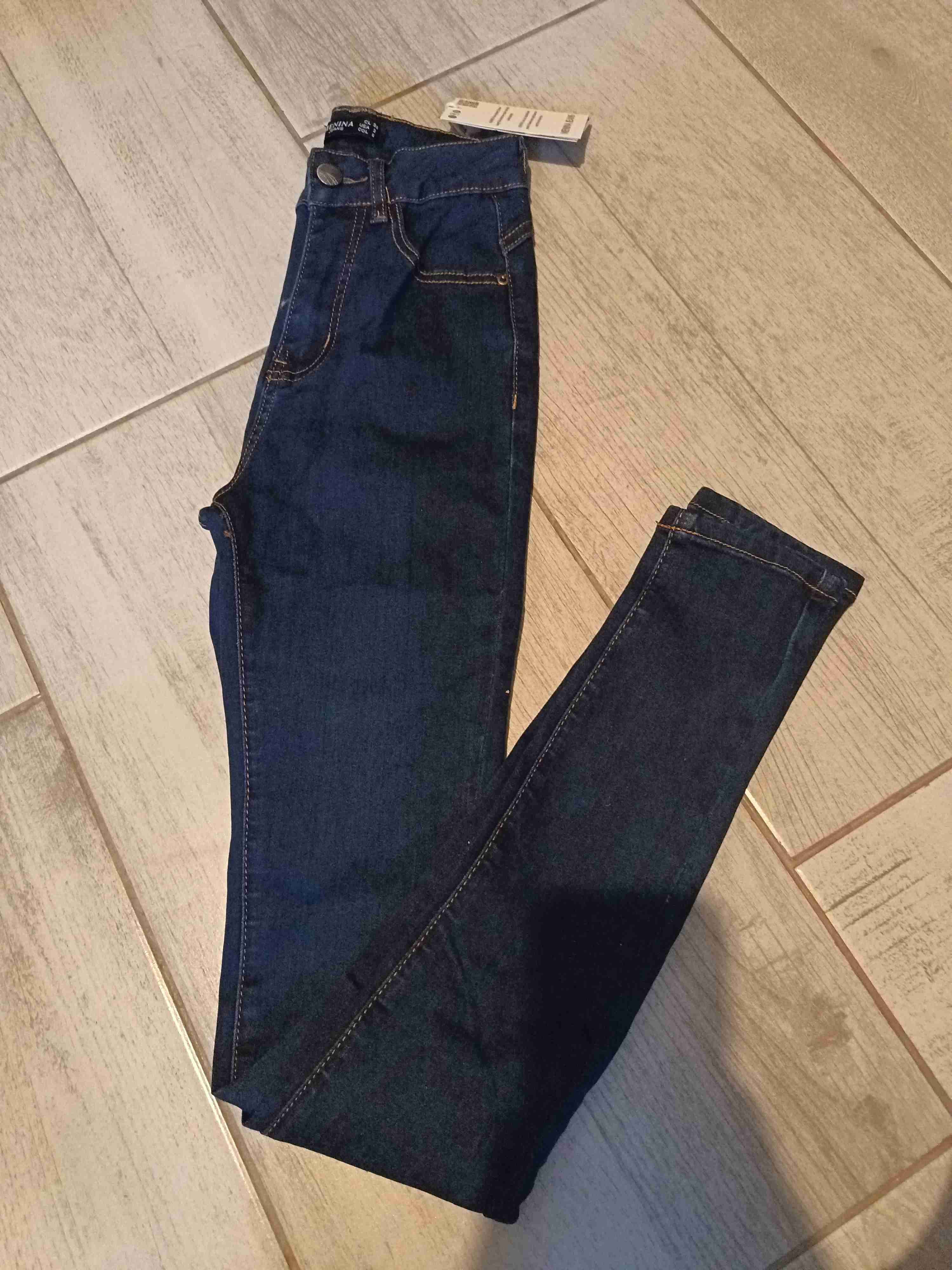 Jeans azul oscuro con etiqueta