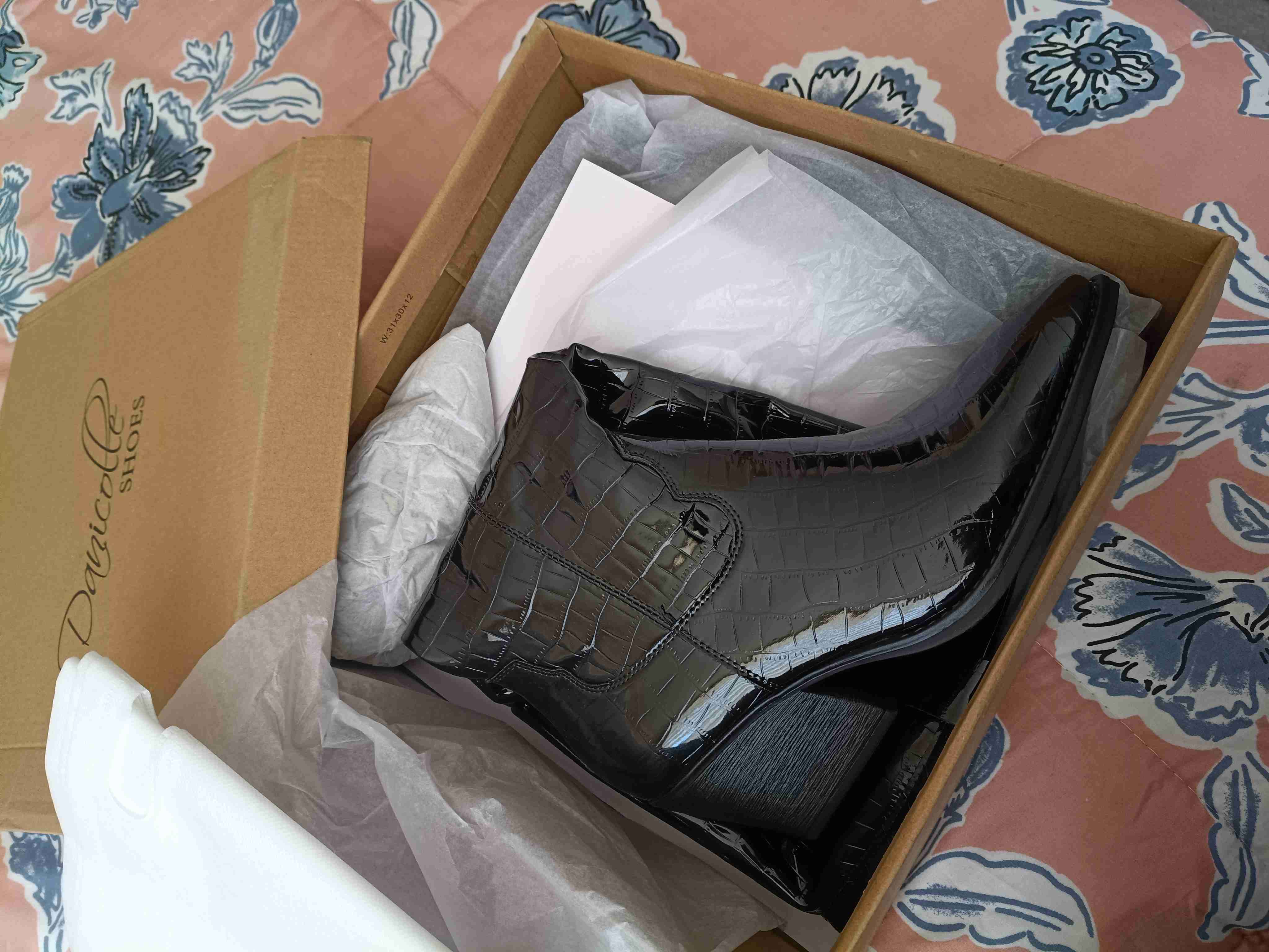 Botas estilo vaqueras de charol negro