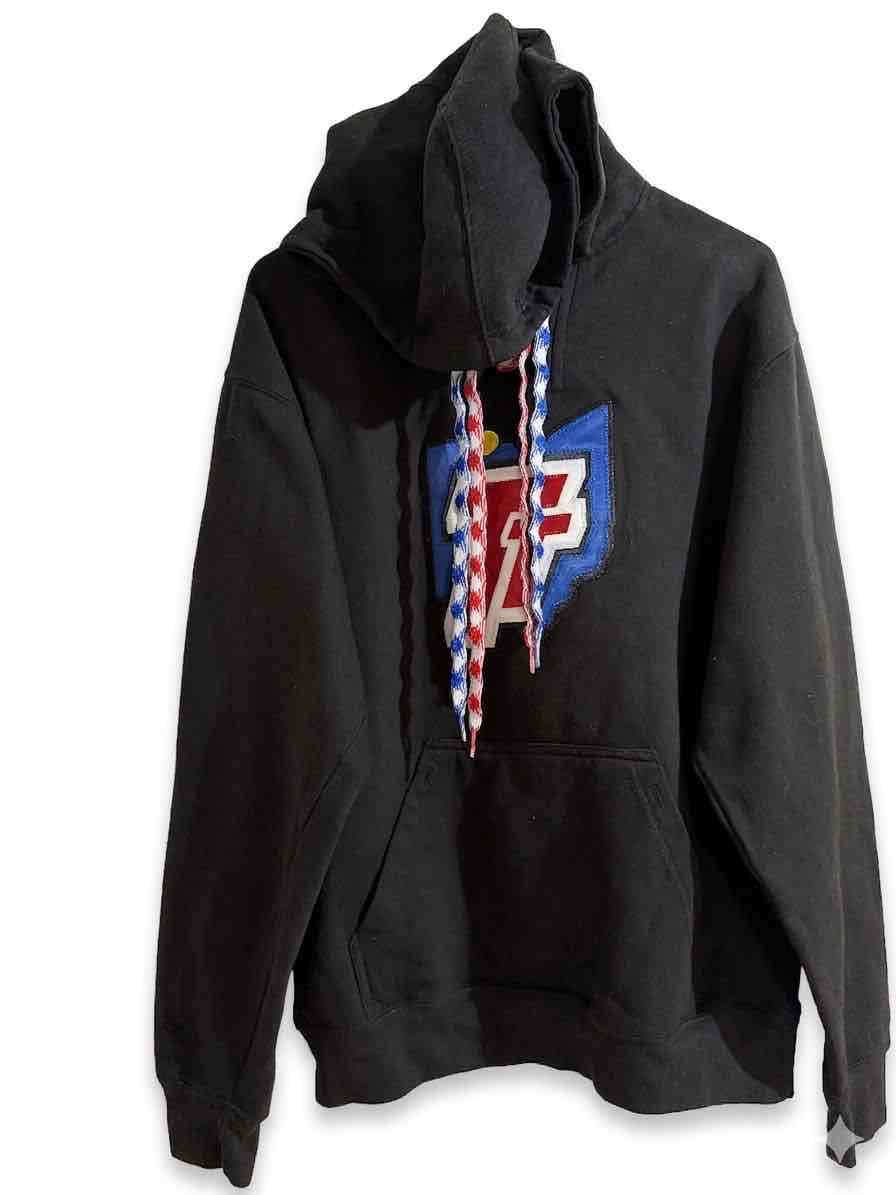 Polerón negro con capucha