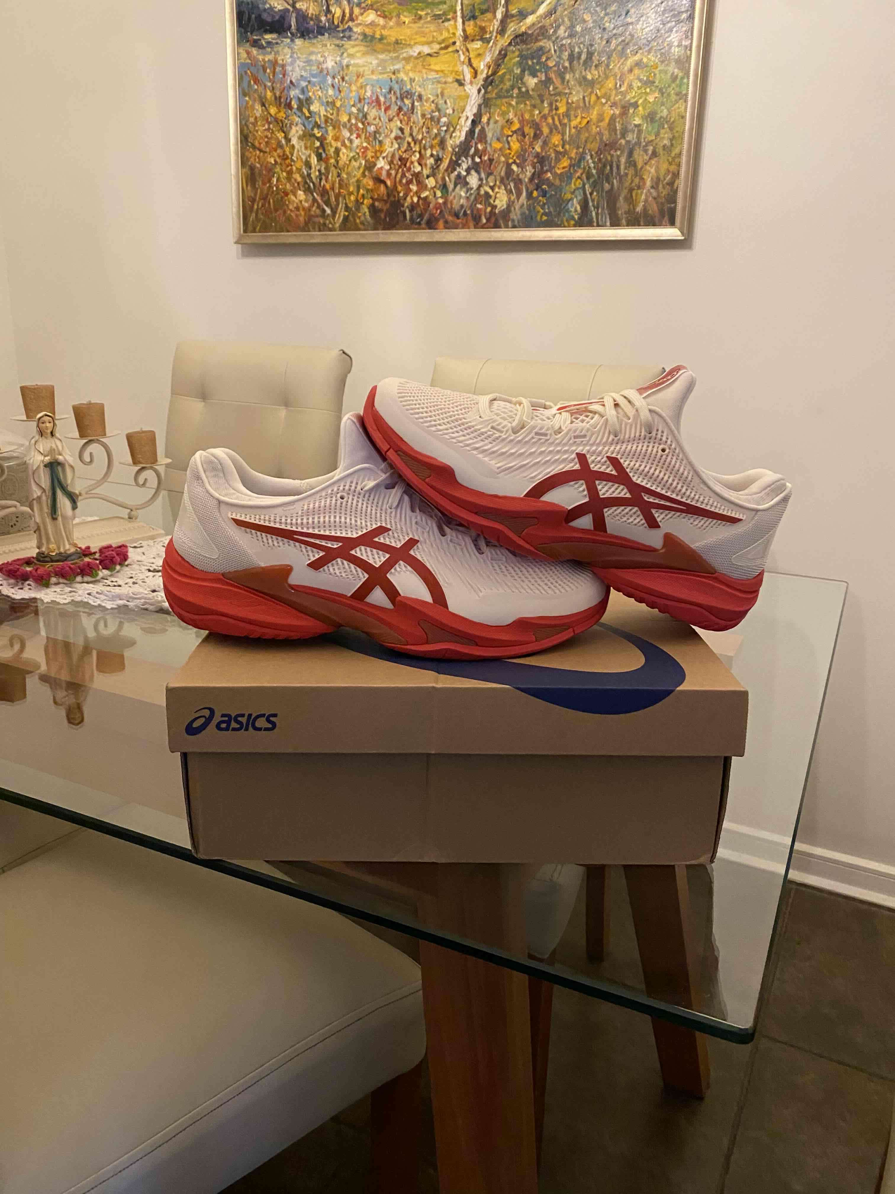 Zapatillas Asics blancas y rojas