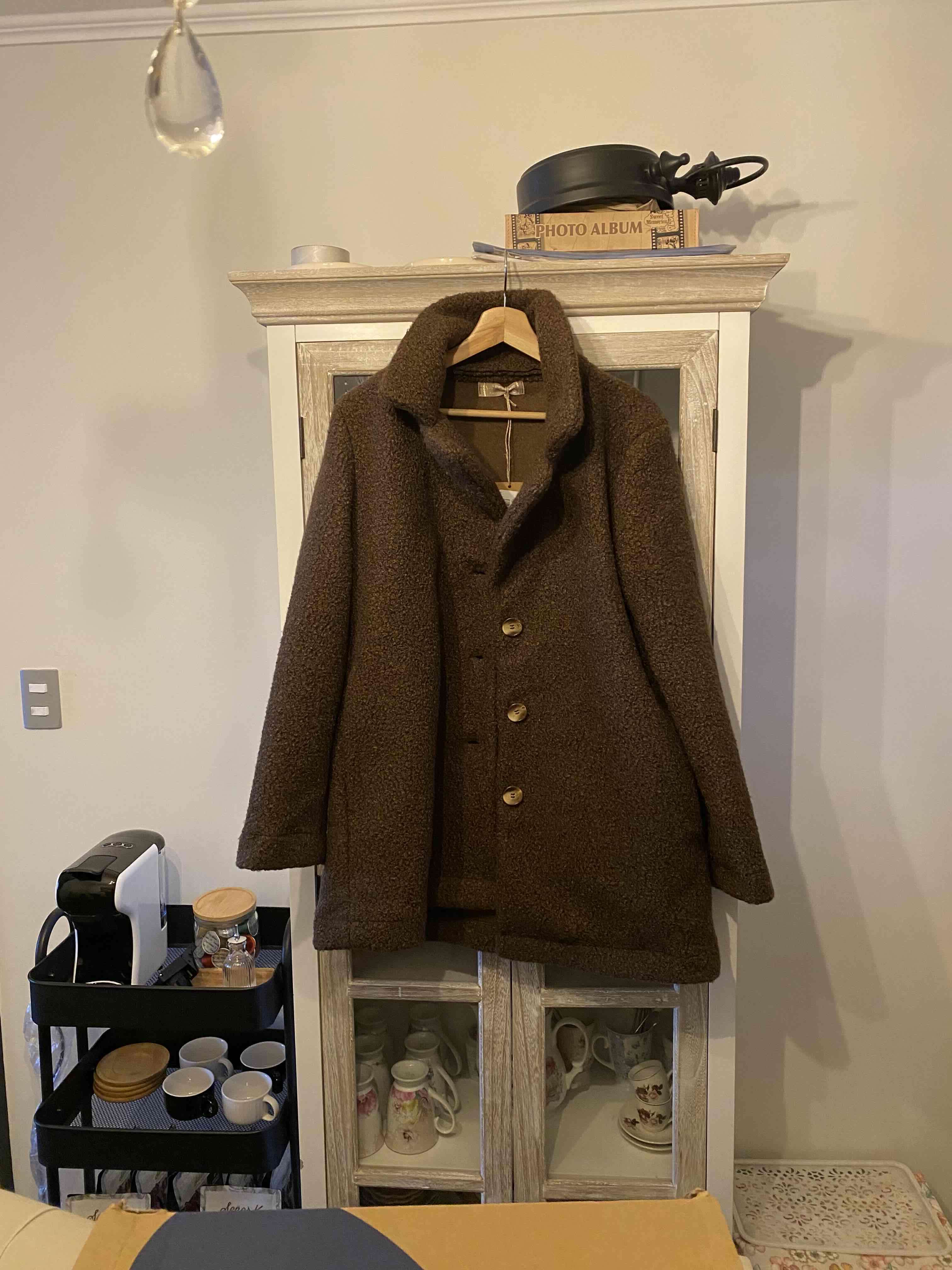 Abrigo marrón abotonado