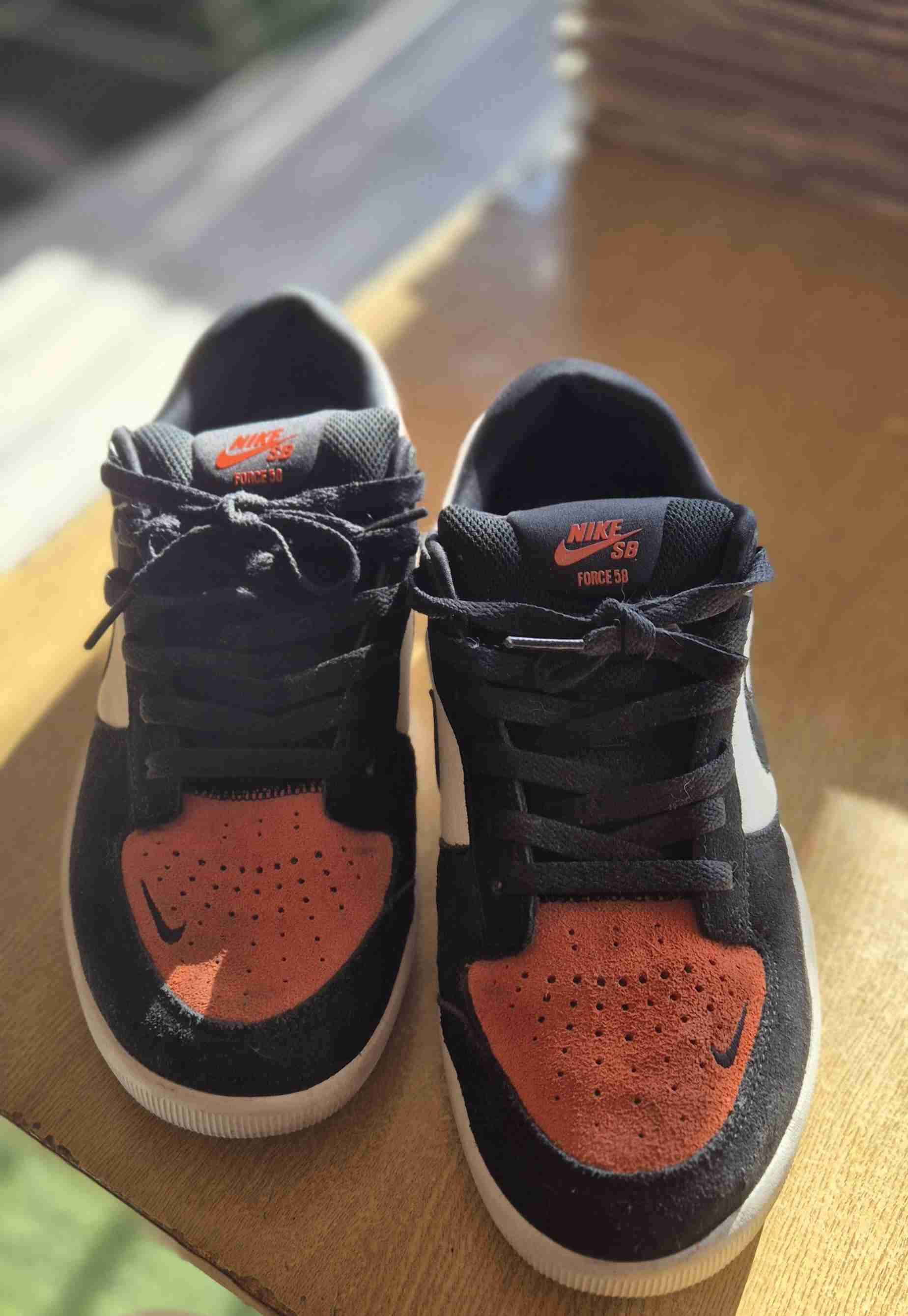 Zapatillas Nike SB negras y naranjas