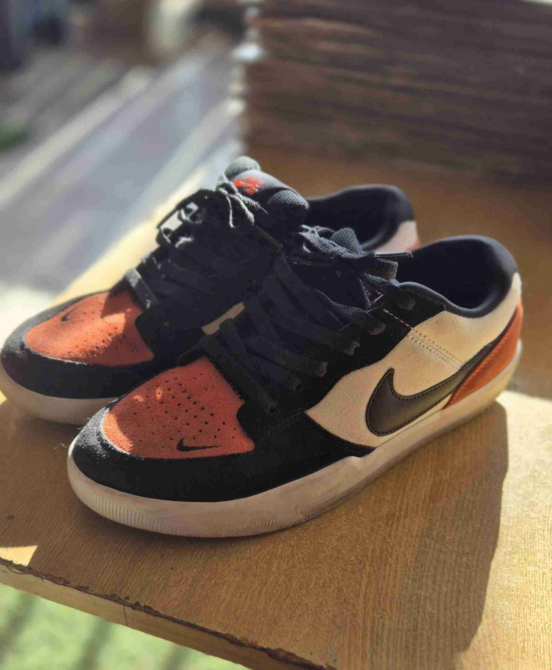 Zapatillas Nike SB negras y naranjas - 2