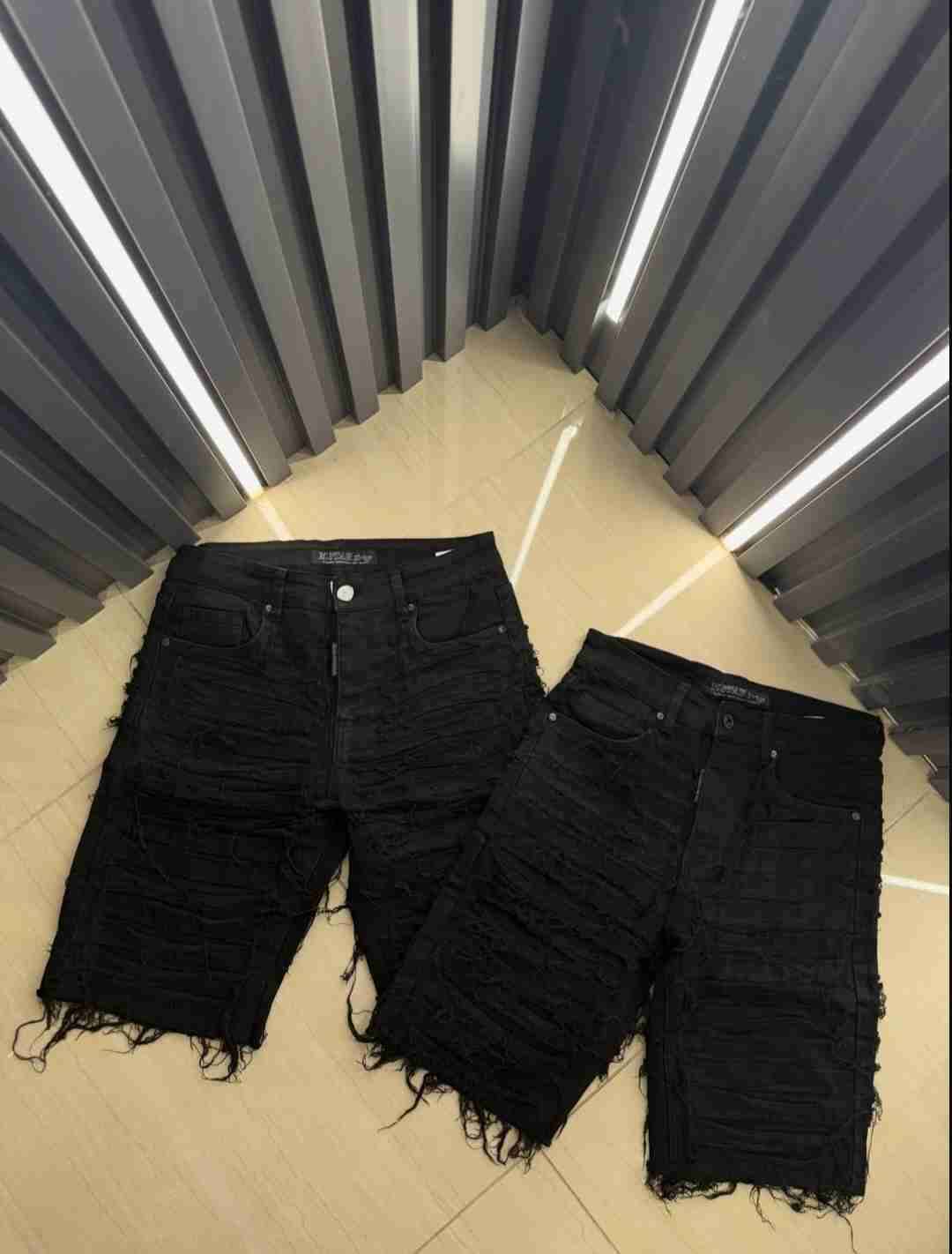 Shorts de mezclilla negros desgastados