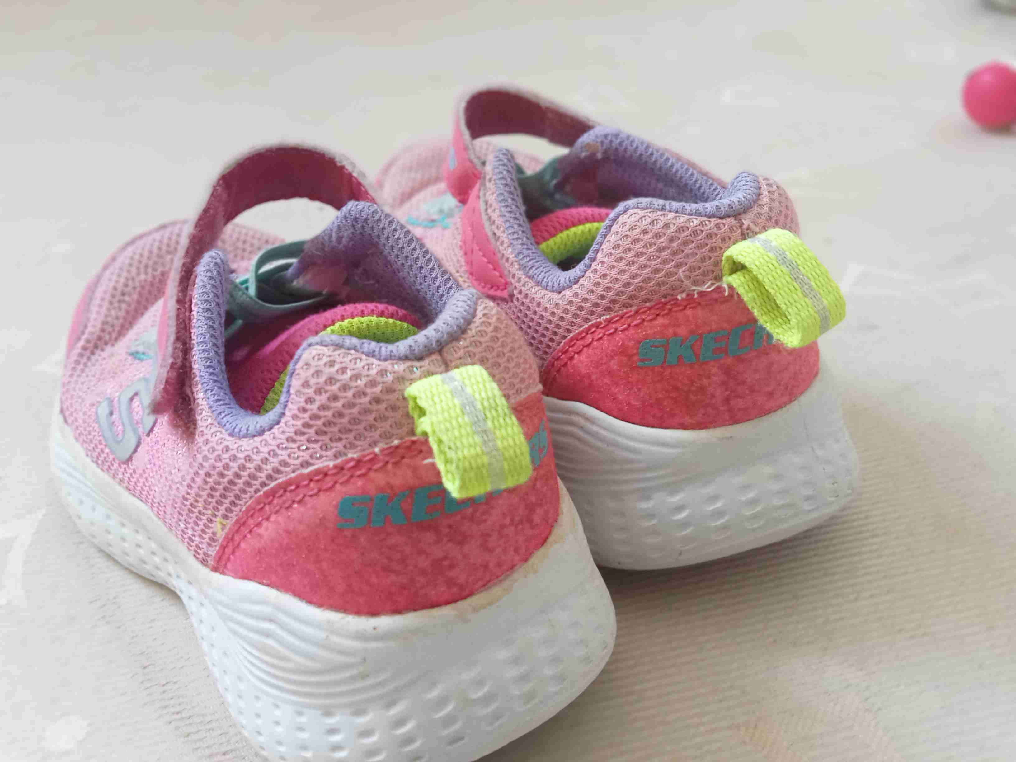Zapatillas Skechers rosadas para niñas - miniatura 2
