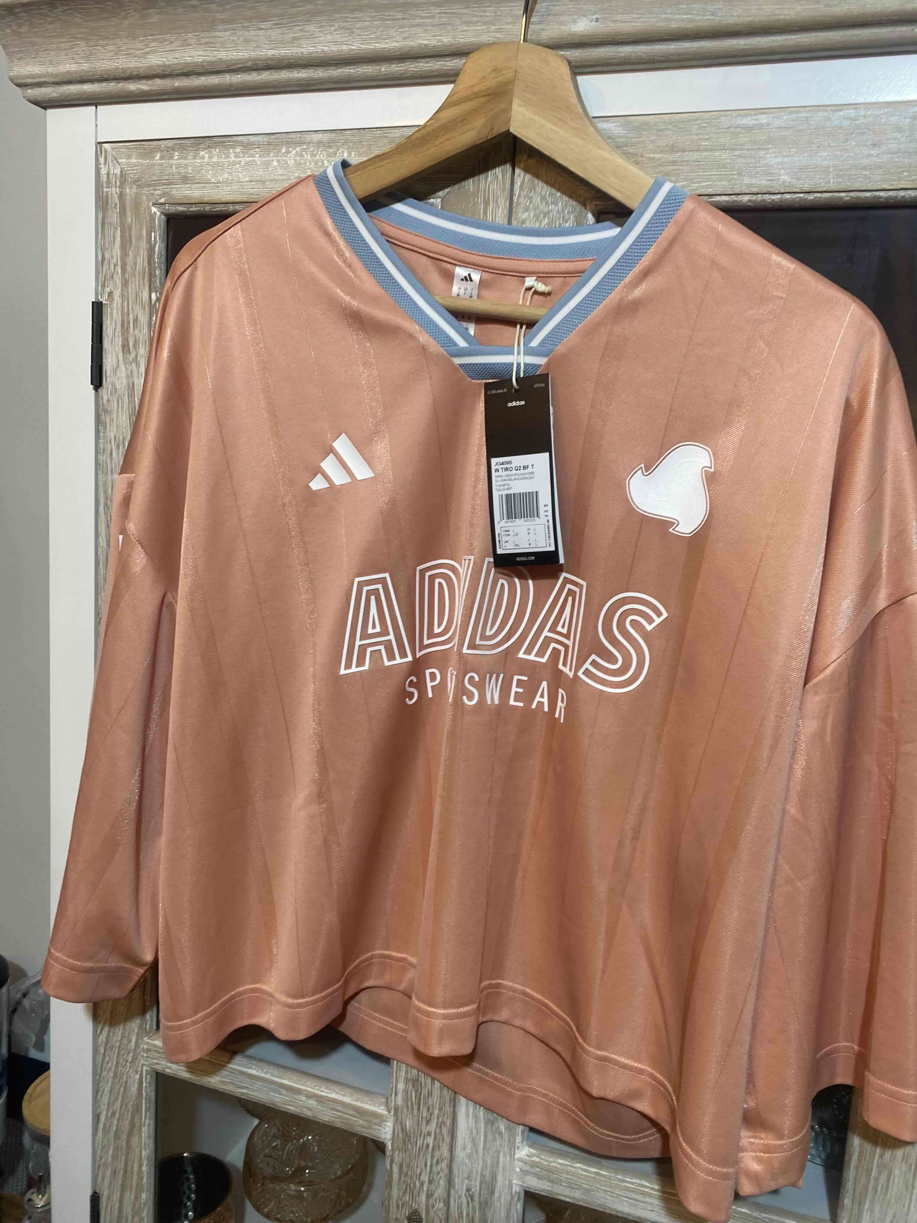 Polera deportiva rosada con estampado