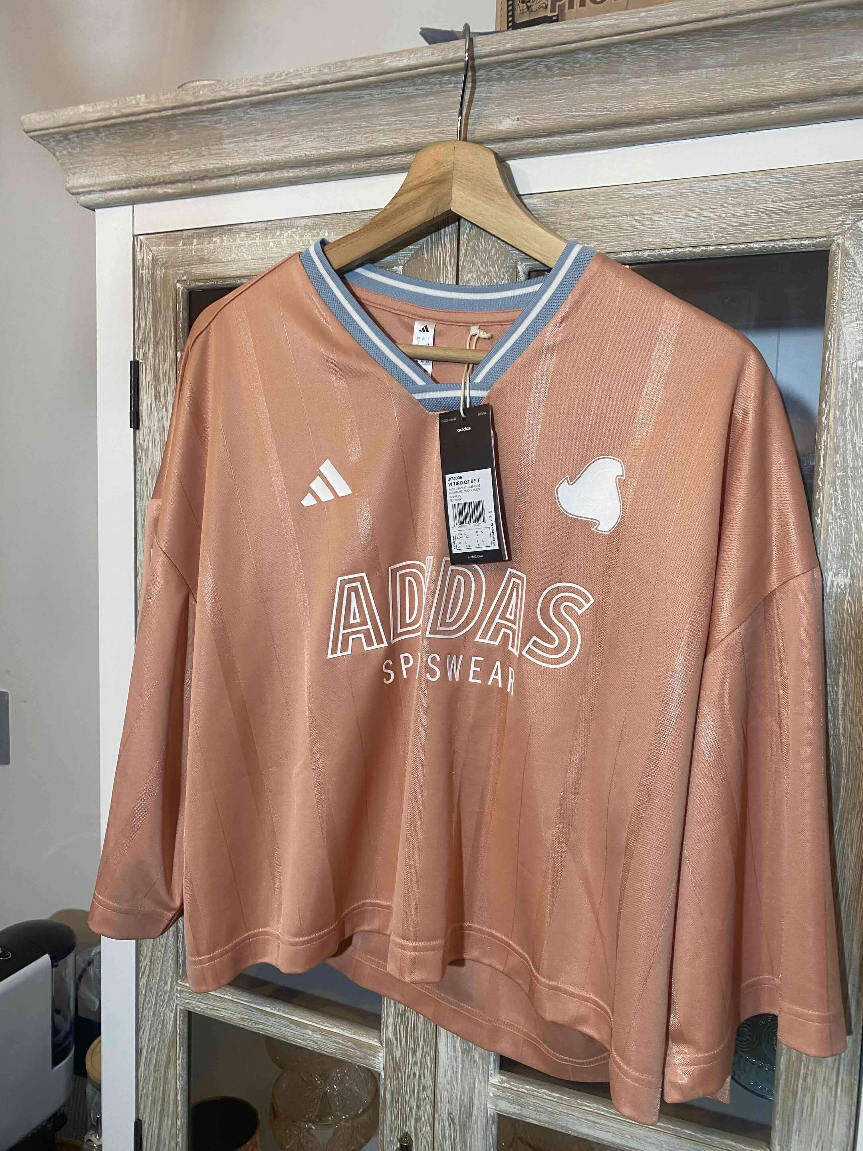 Polera deportiva rosada con estampado - miniatura 3