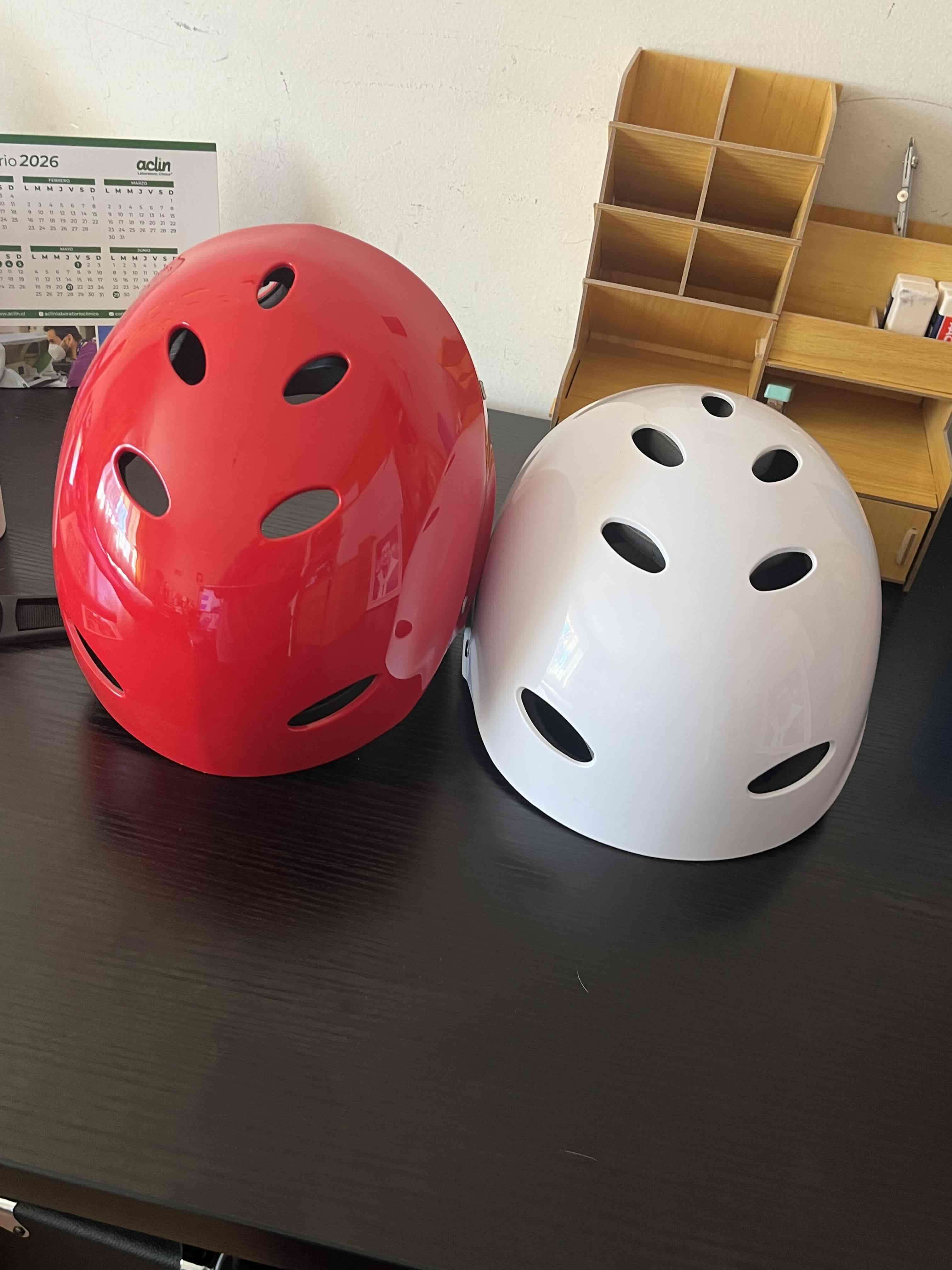 Cascos rojo y blanco