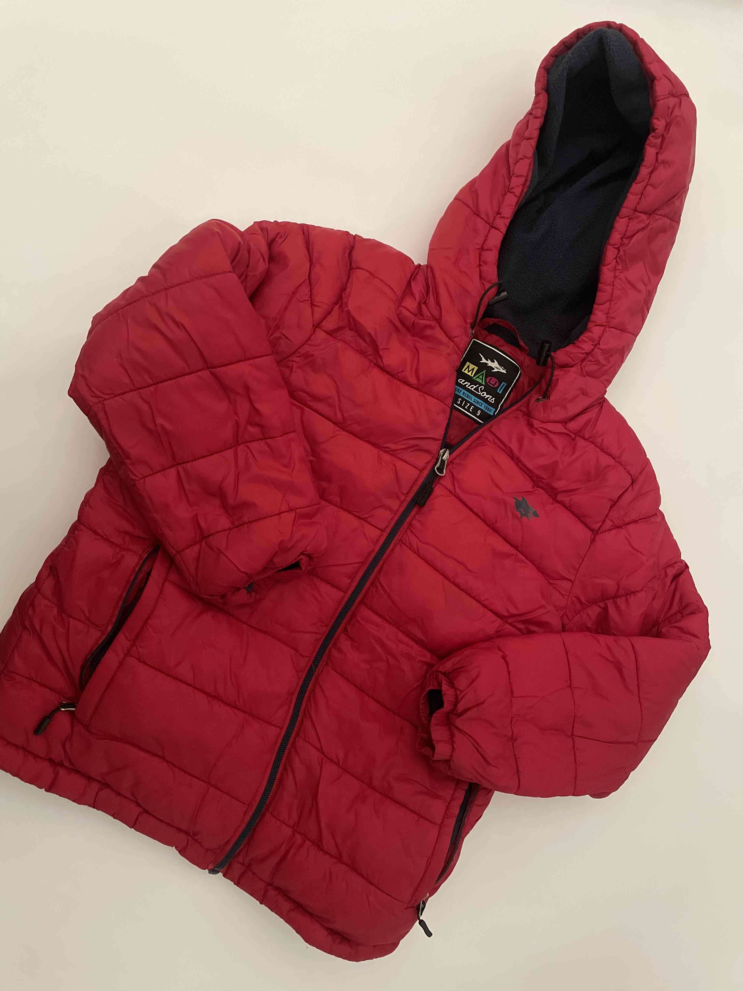 Chaqueta acolchada roja con capucha