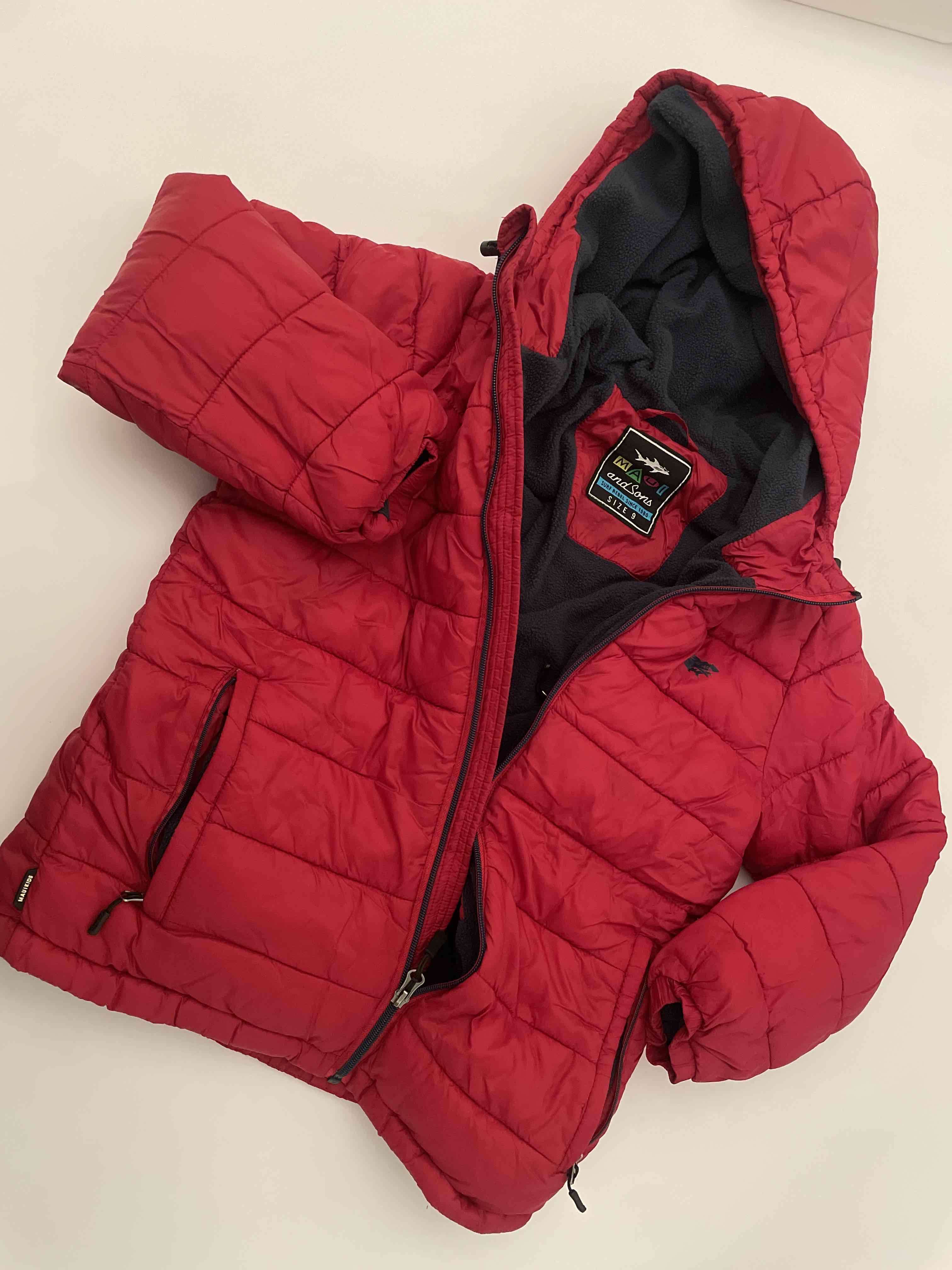 Chaqueta acolchada roja con capucha - miniatura 2