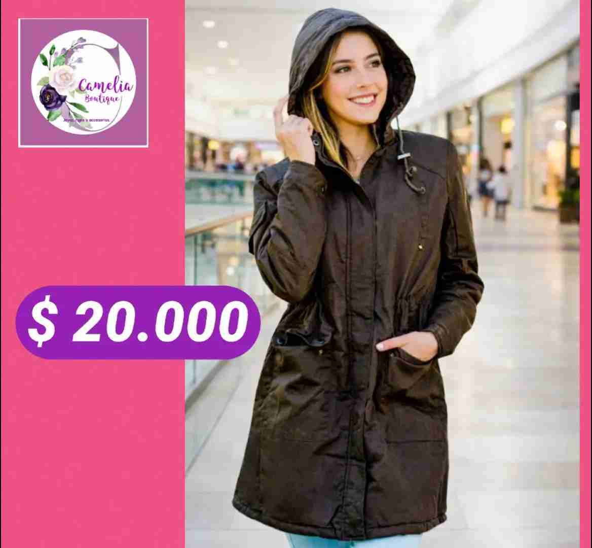 Parka café con capucha gabardina.